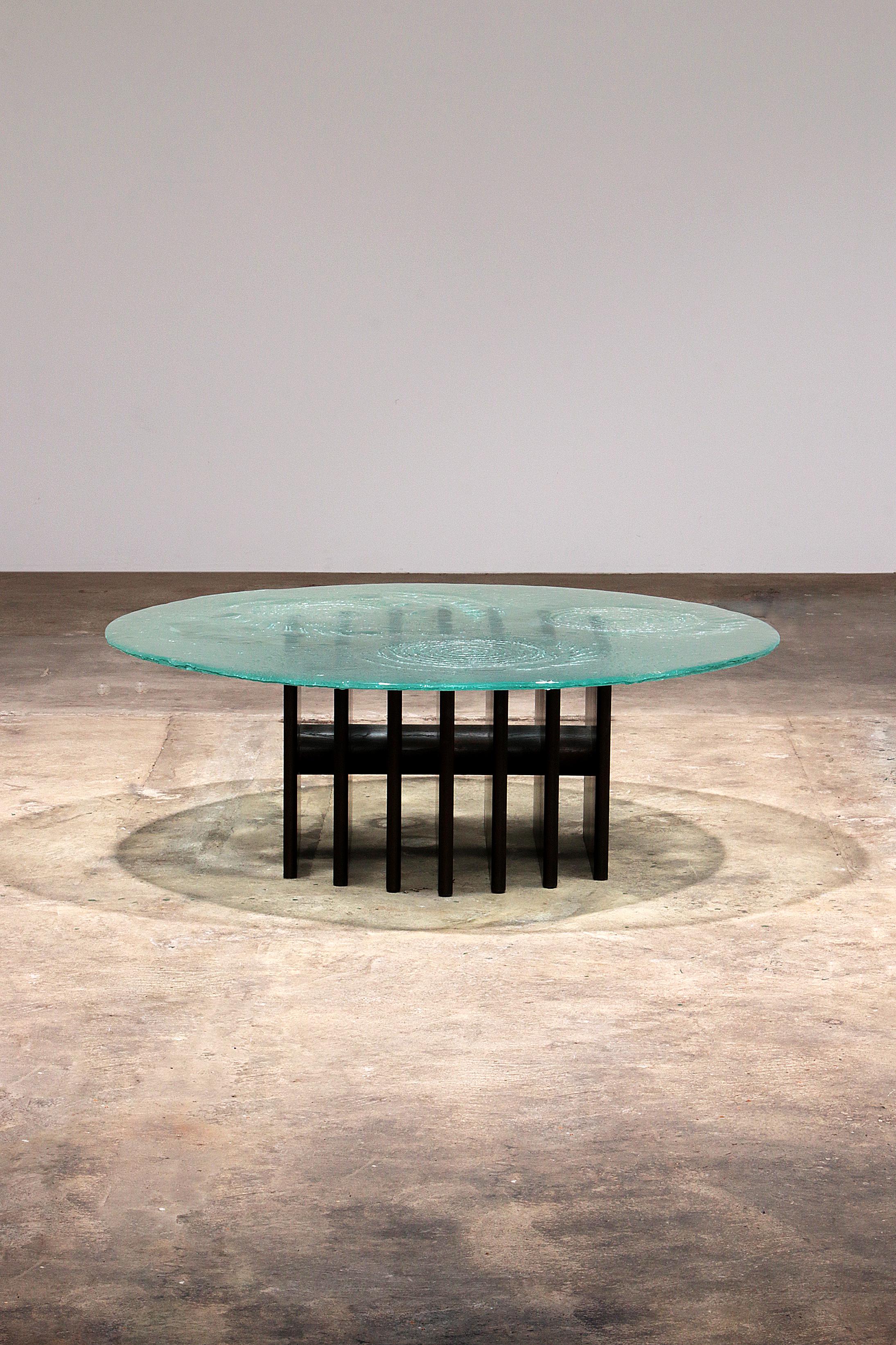 Cette magnifique table basse brutaliste, conçue par l'artiste allemand Heinz Lilienthal dans les années 1970, attire tous les regards dans un salon. Le socle robuste en bois à 7 nervures constitue une base solide pour le plateau en verre épais et