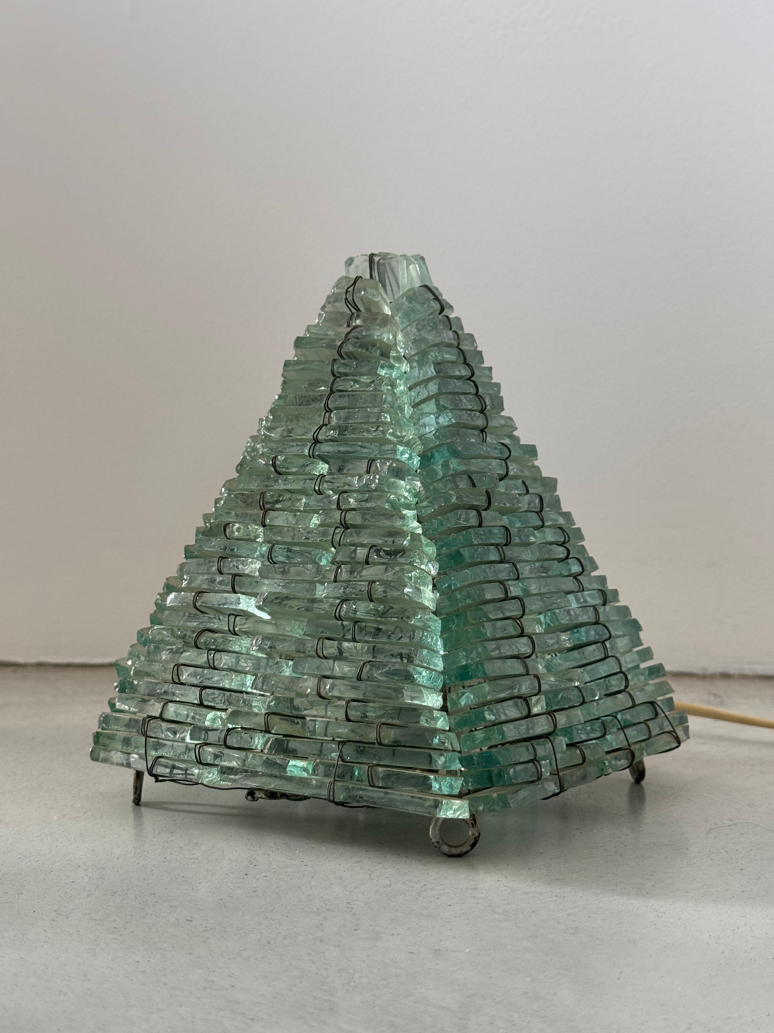 Lampe de table pyramide sculpturale en verre, design français des années 1960 en vente 2