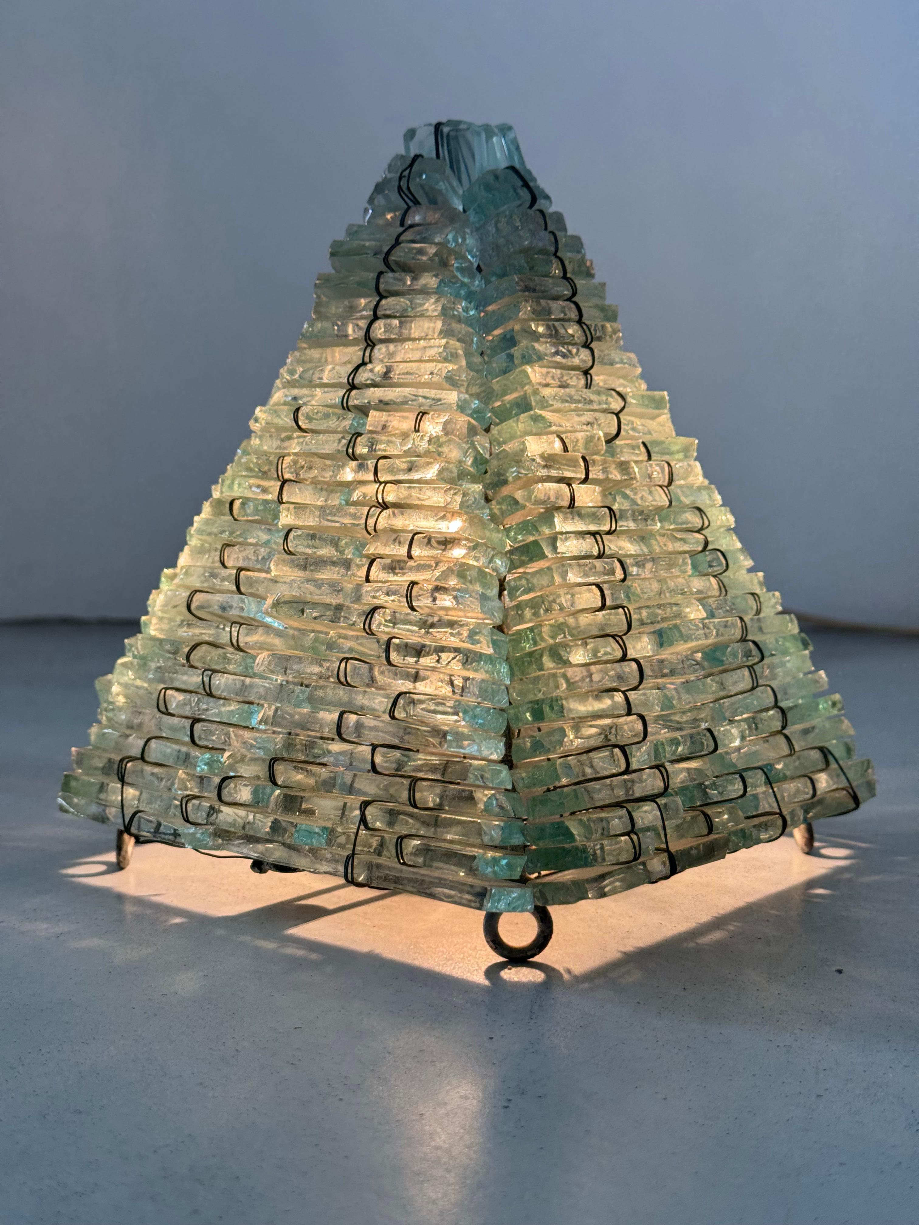 Lampe de table pyramide sculpturale en verre, design français des années 1960 en vente 3