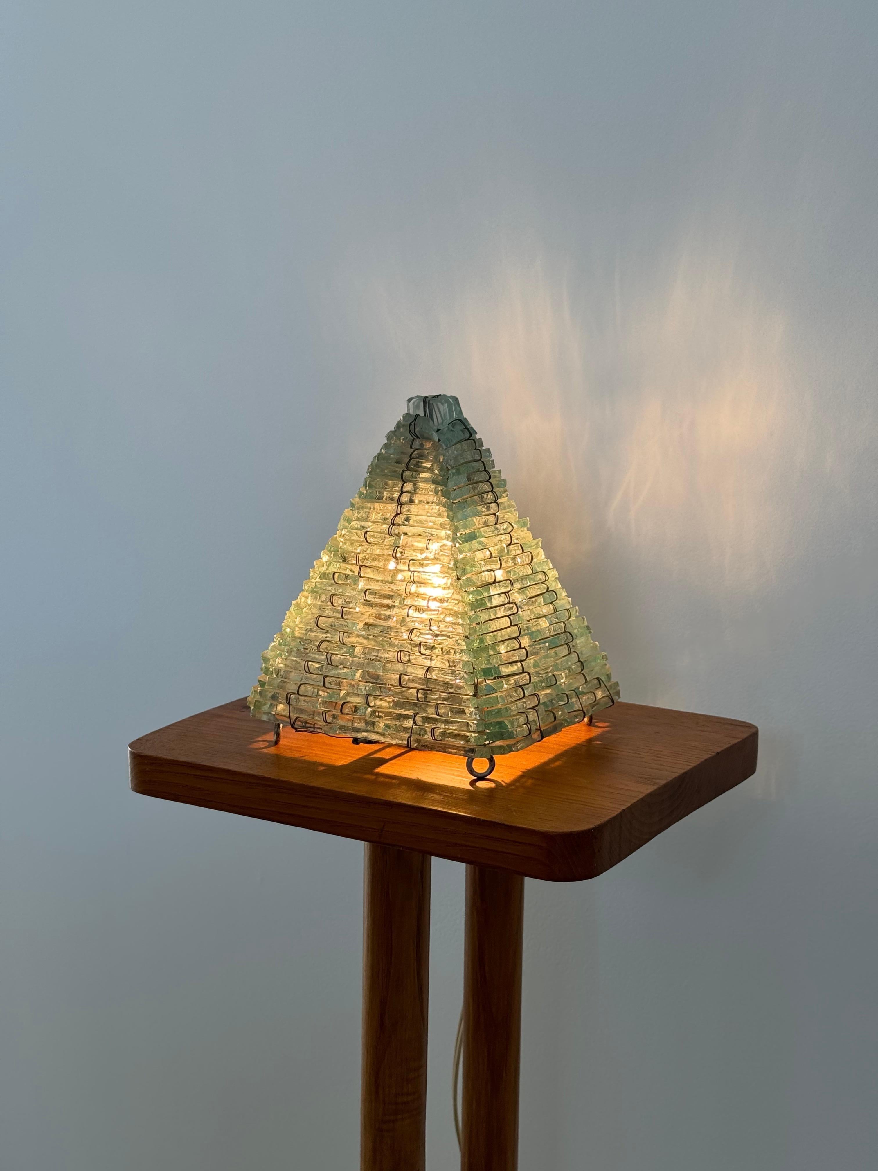 Sculptural lamp in the shape of a pyramid. Assembly of glass blocks. Lamp entirely handmade.
Lighting and light diffused with total softness.
French design from the 1960s.

free shipping 