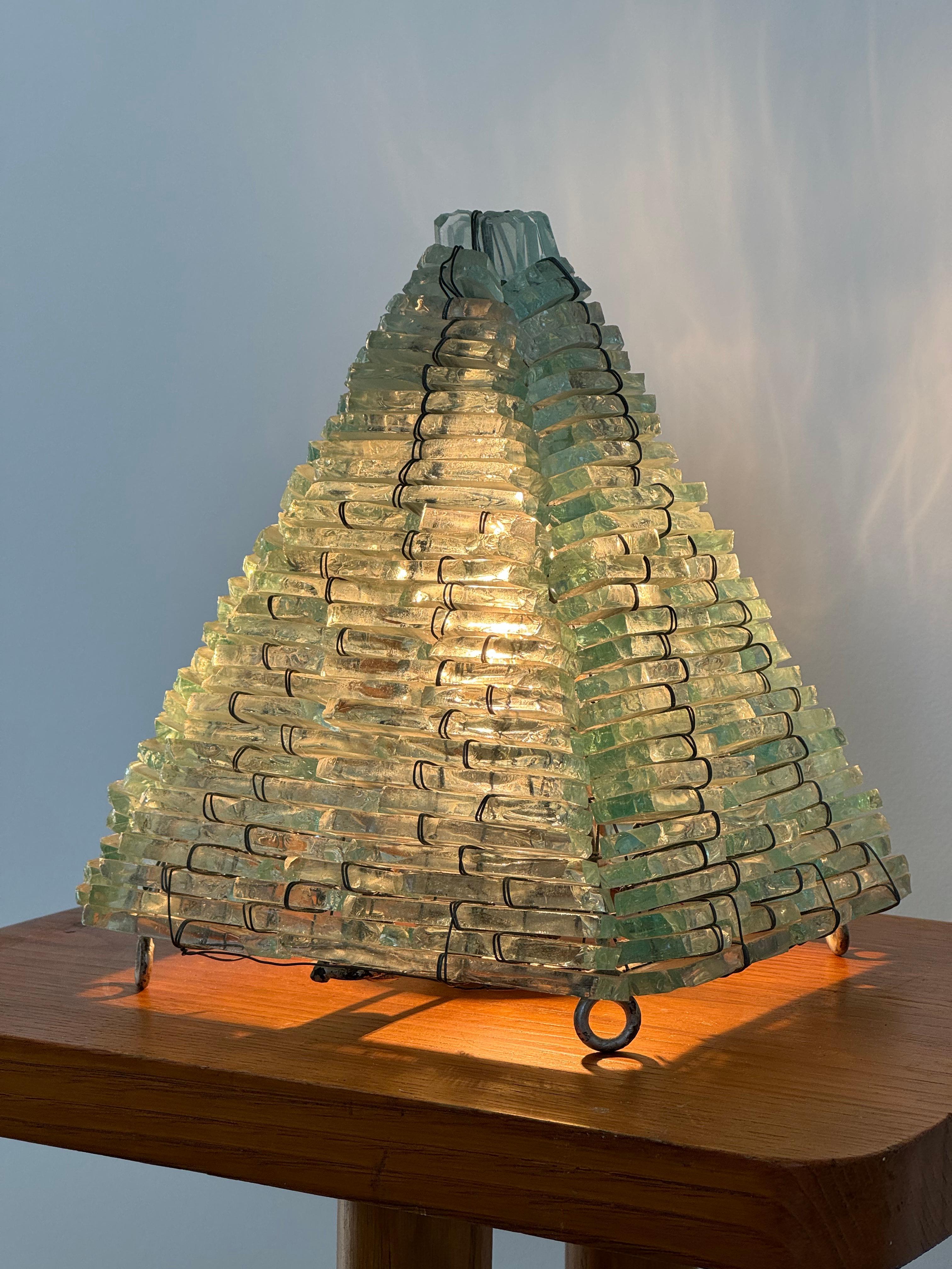 Mid-Century Modern Lampe de table pyramide sculpturale en verre, design français des années 1960 en vente