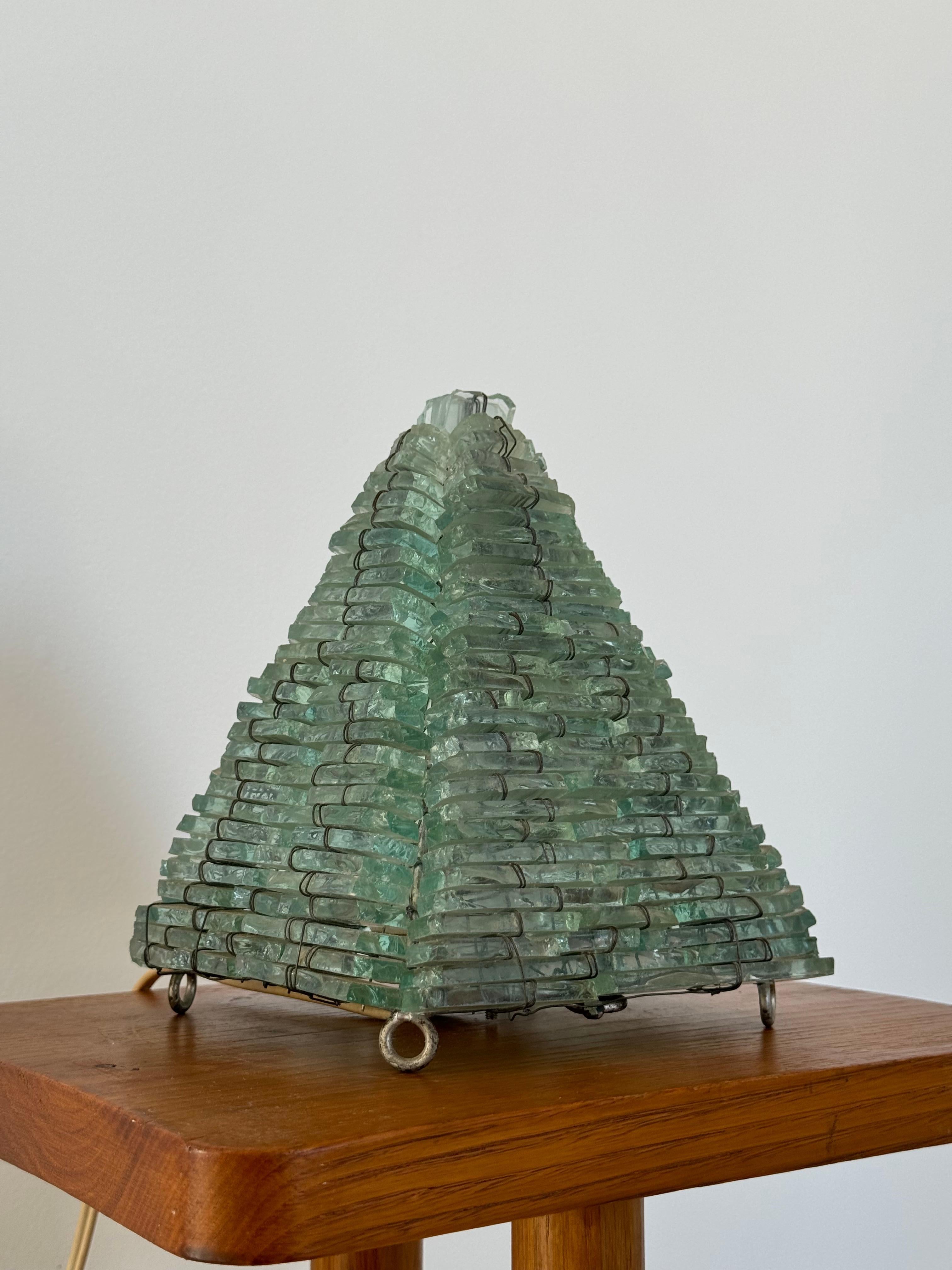 Fait main Lampe de table pyramide sculpturale en verre, design français des années 1960 en vente