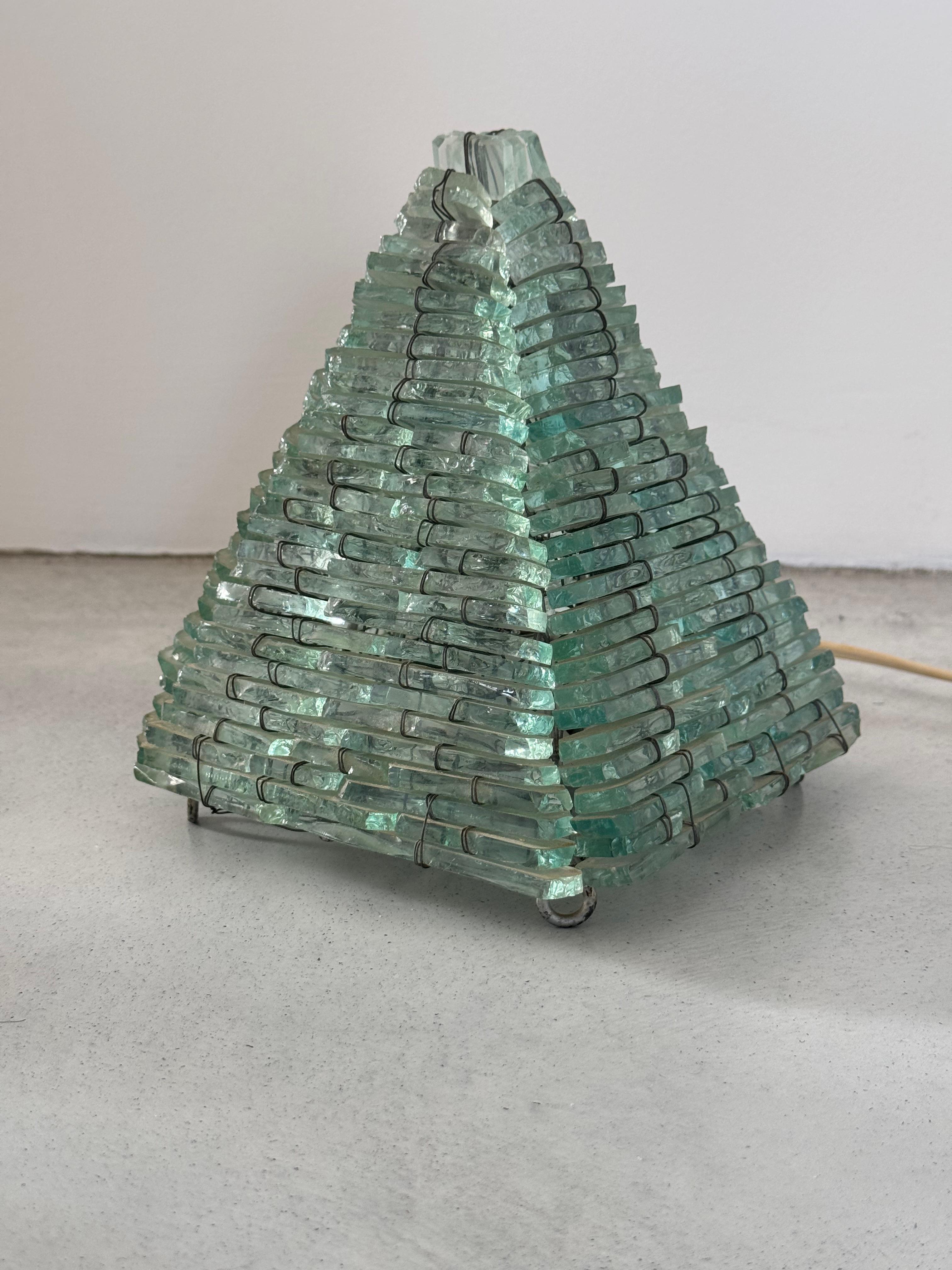 Lampe de table pyramide sculpturale en verre, design français des années 1960 en vente 1