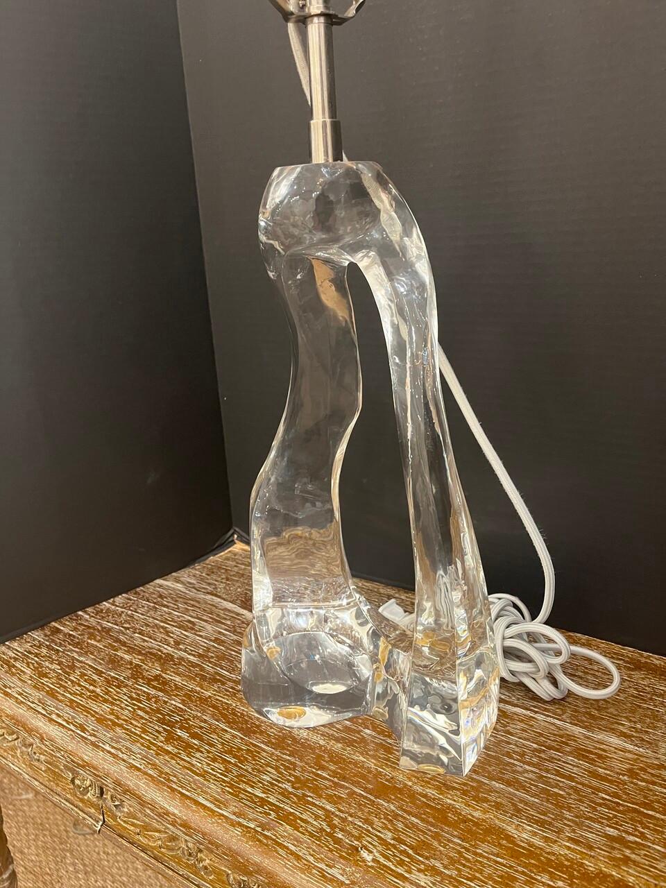 Cette lampe de table contemporaine en verre transmet une sensation naturelle avec sa forme organique et imparfaite. Les lignes irrégulières constituent un point focal instantané pour tout salon.