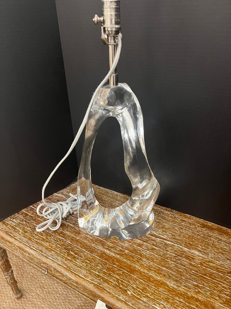 Moderne Lampe de table en verre sculptural en vente
