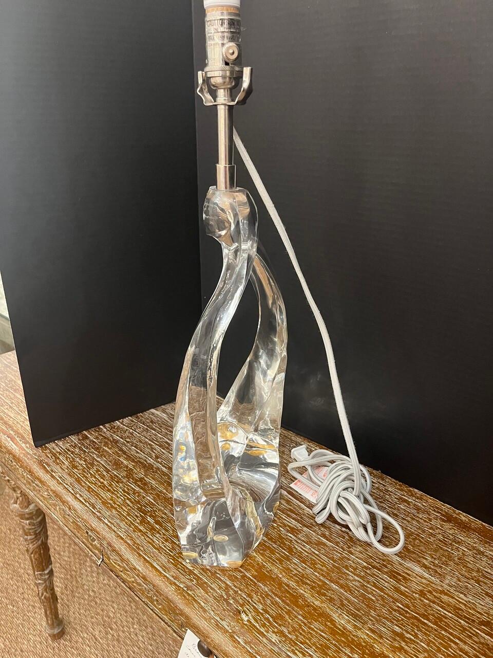 Américain Lampe de table en verre sculptural en vente
