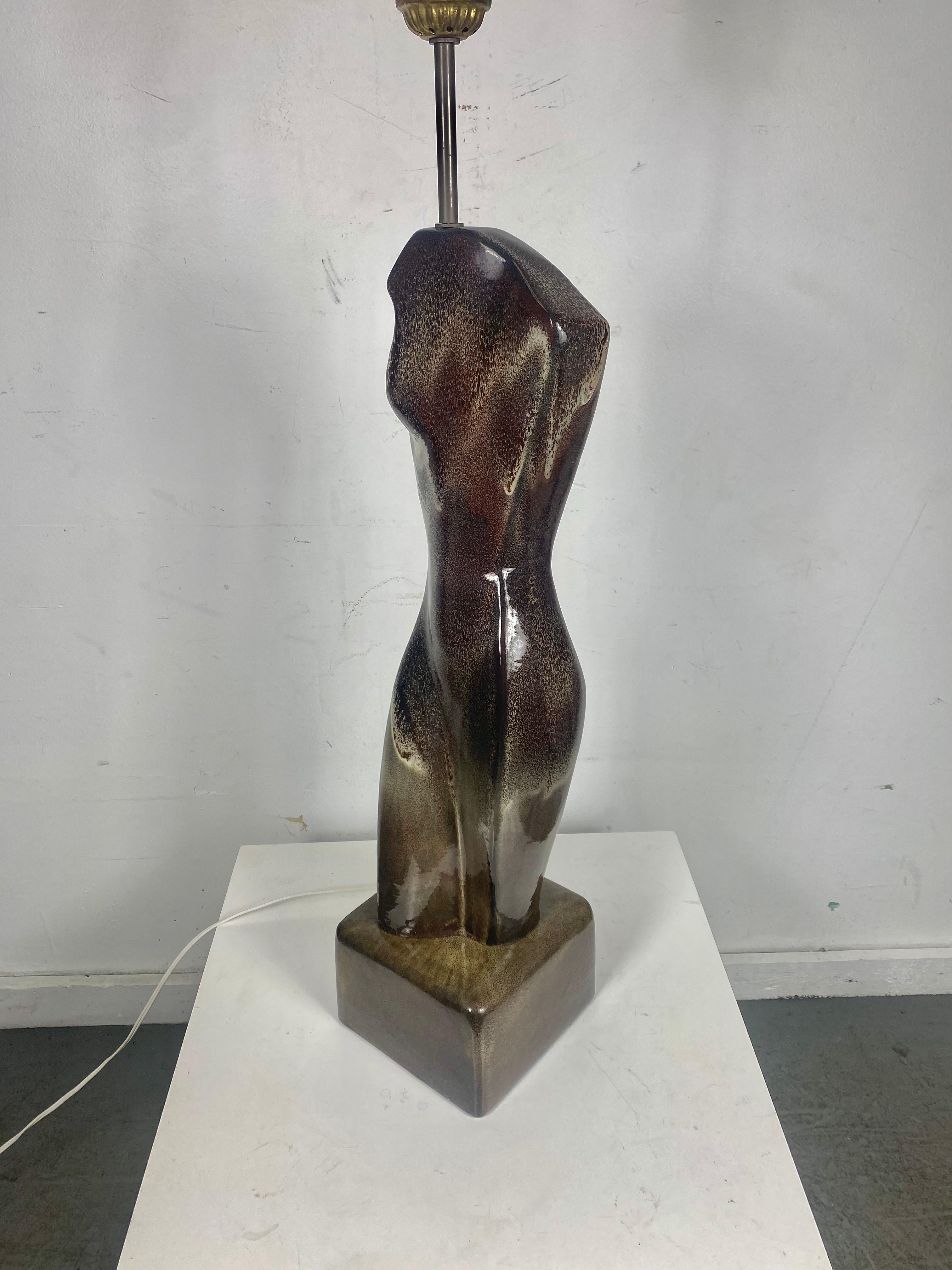 skulpturale, organisch geformte Lampe aus glasierter Keramik von Arpad Rosti. Dunkelblaugrün und grau in der Farbe. 
Arpad Rosti, der vor allem für seine bemerkenswert originellen Lampen, Tabletts und Gefäße in organischen, freien Formen bekannt