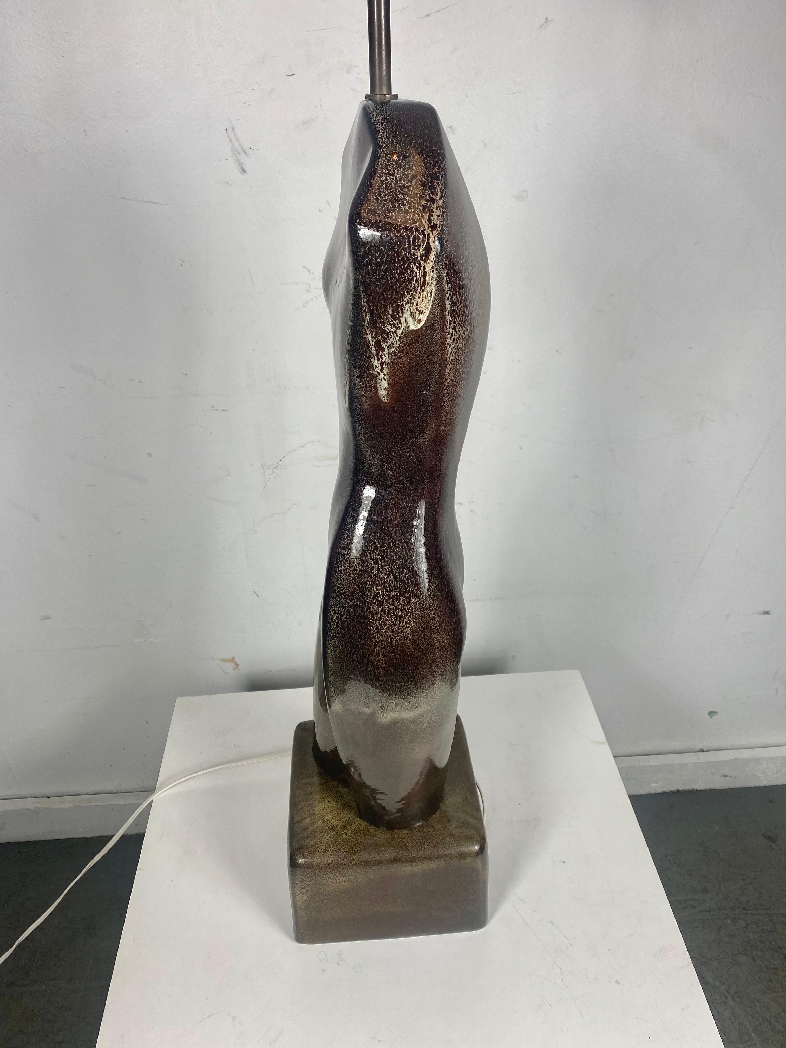 Vernissé Lampe sculpturale en céramique émaillée d'Arpad Rosti en vente