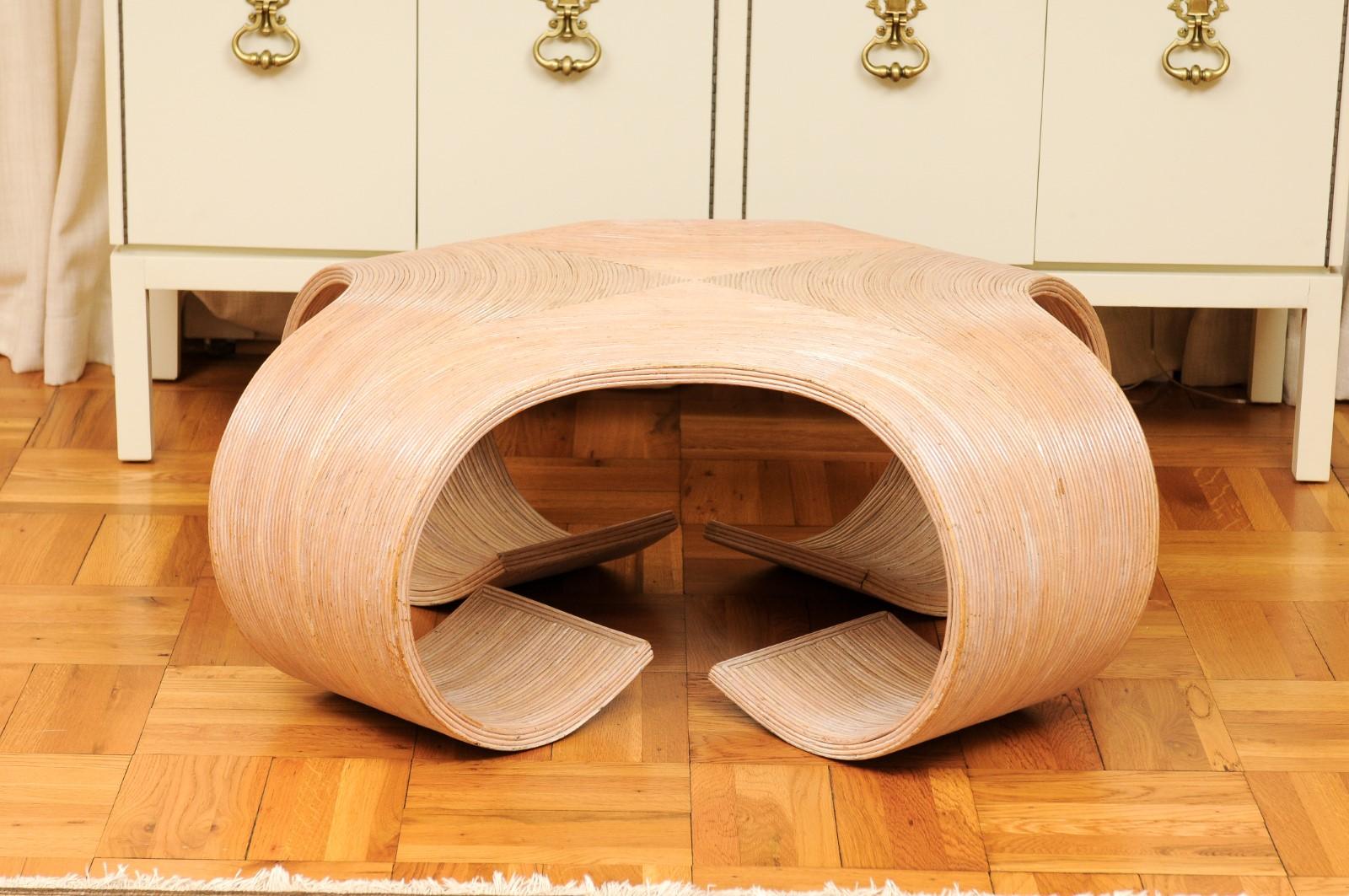 Table basse sculpturale à volutes émaillées en bambou, Philippines, vers 1975 en vente 5