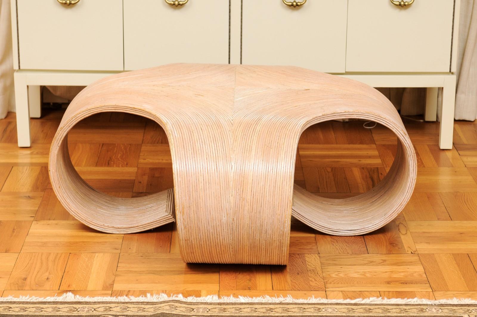 Table basse sculpturale à volutes émaillées en bambou, Philippines, vers 1975 en vente 2