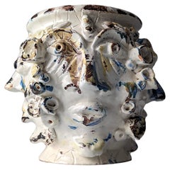 Skulpturale glasierte Terrakotta-Vase mit Gesichtern