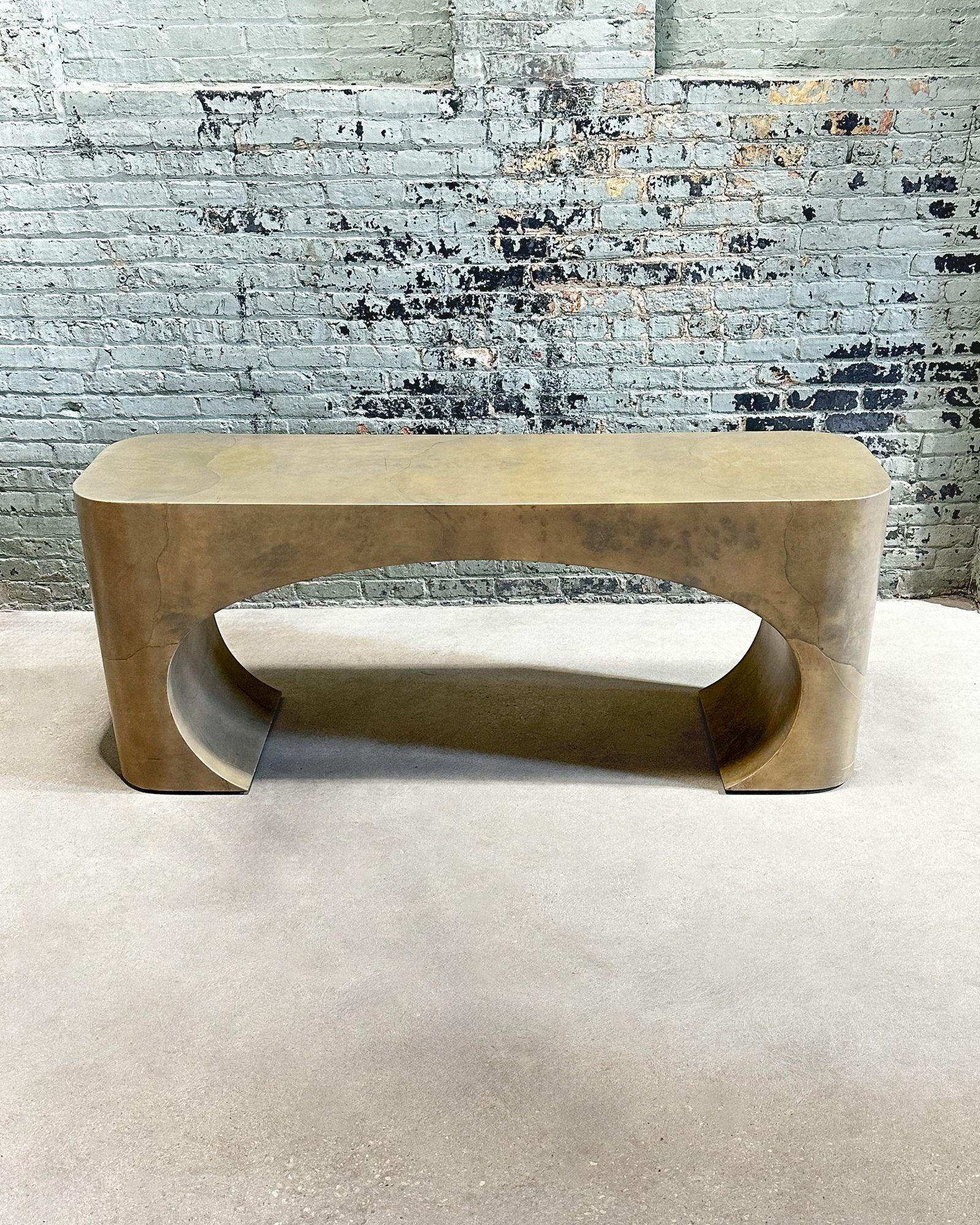 Table console sculpturale en peau de chèvre Style Karl Springer, 1970. Etat original.
Mesure 72