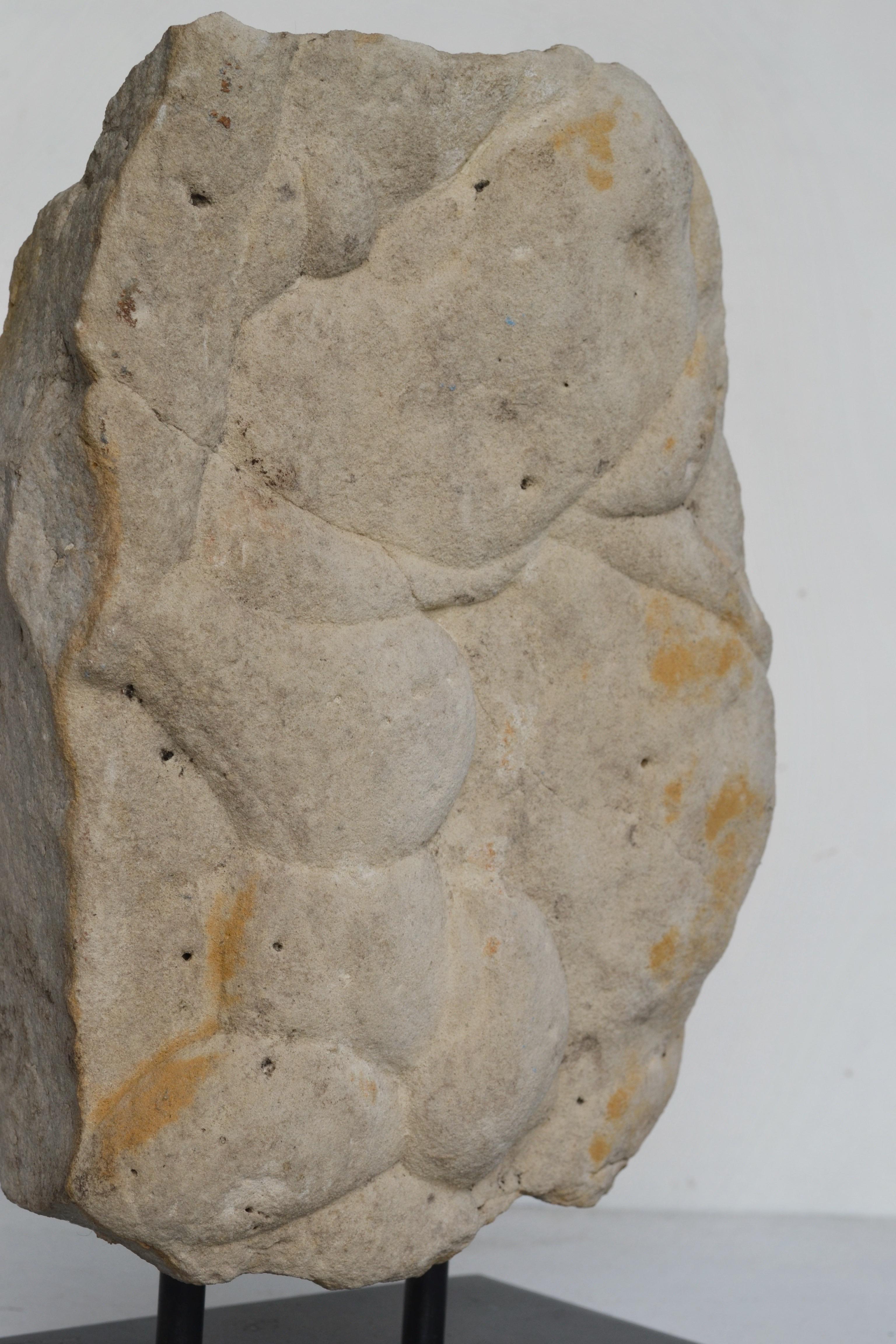 Formación escultórica de arenisca Gogotte sobre base personalizada, Fontainebleau - Francia en Bueno estado para la venta en SOTTEVILLE-LÈS-ROUEN, FR