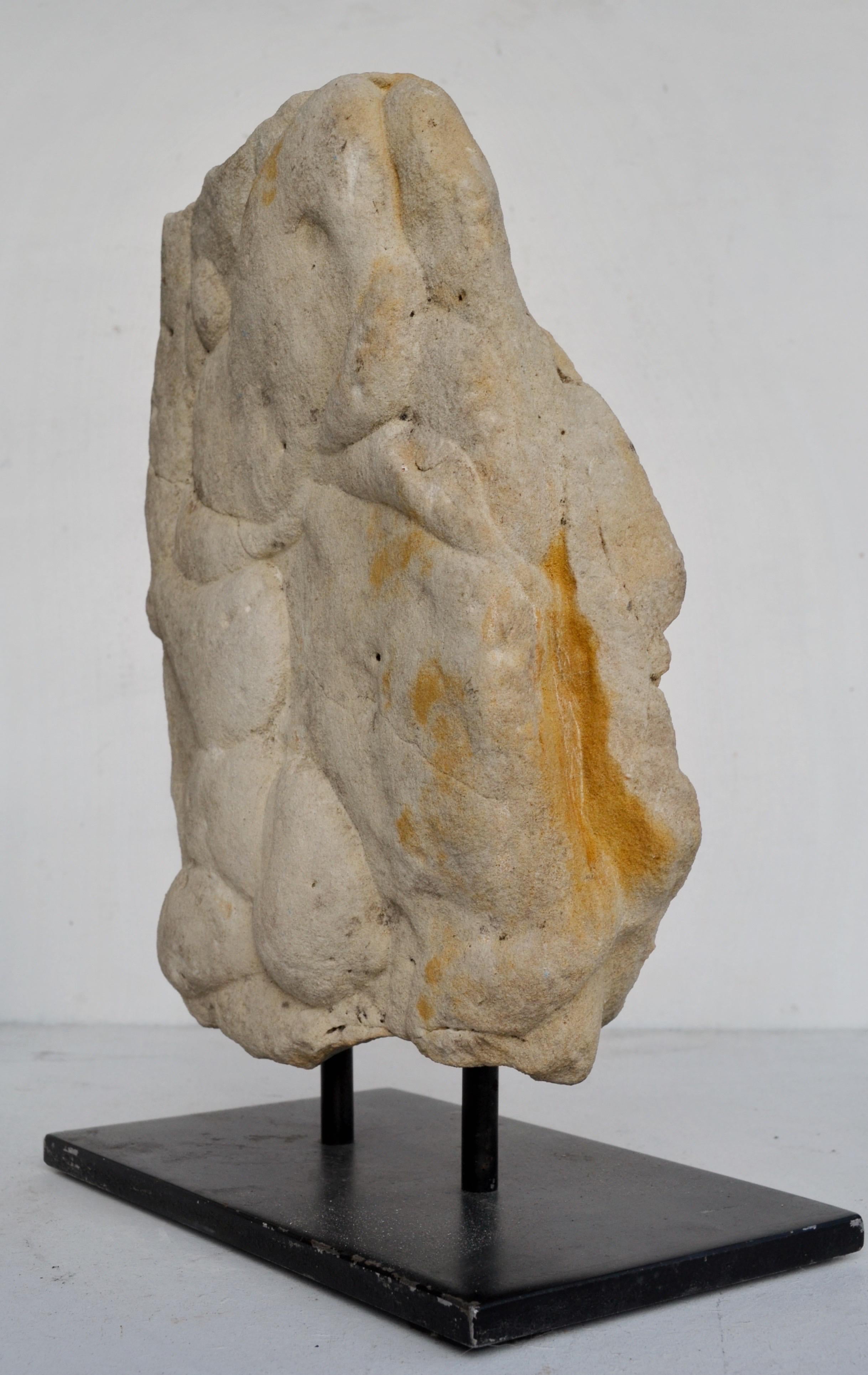 Formación escultórica de arenisca Gogotte sobre base personalizada, Fontainebleau - Francia siglo XVIII y antes en venta