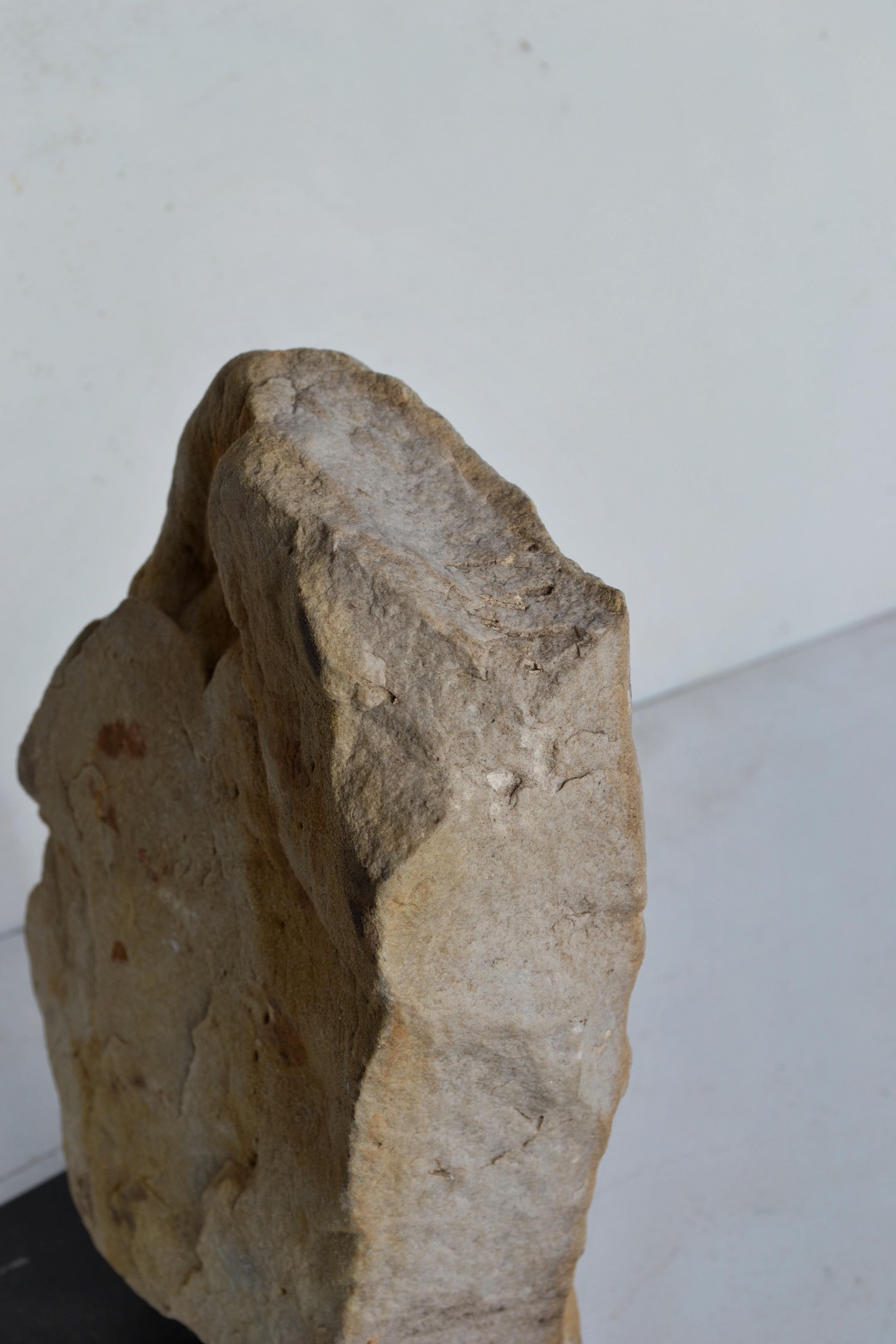 Formación escultórica de arenisca Gogotte sobre base personalizada, Fontainebleau - Francia Cuarzo en venta