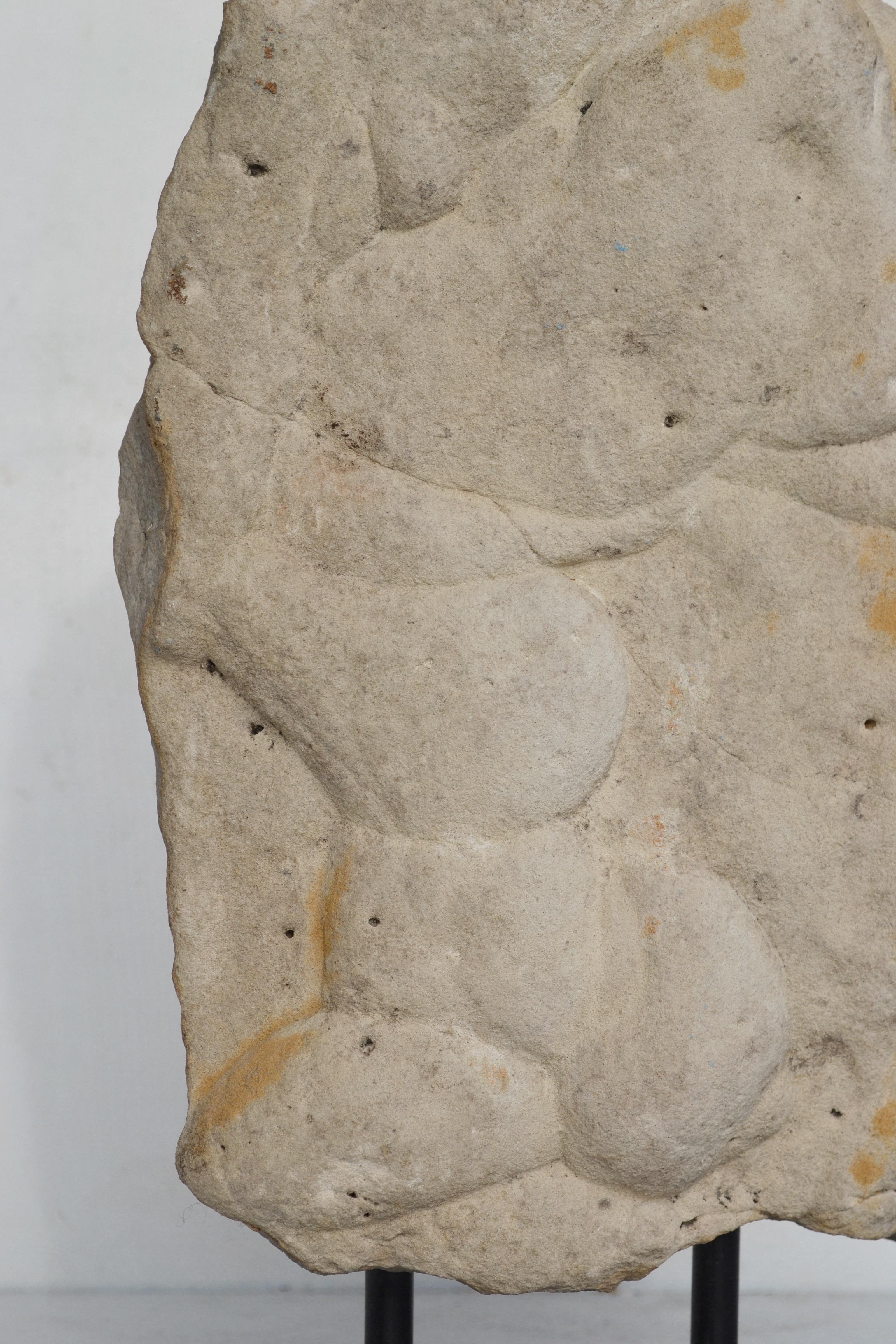 Formación escultórica de arenisca Gogotte sobre base personalizada, Fontainebleau - Francia en venta 1