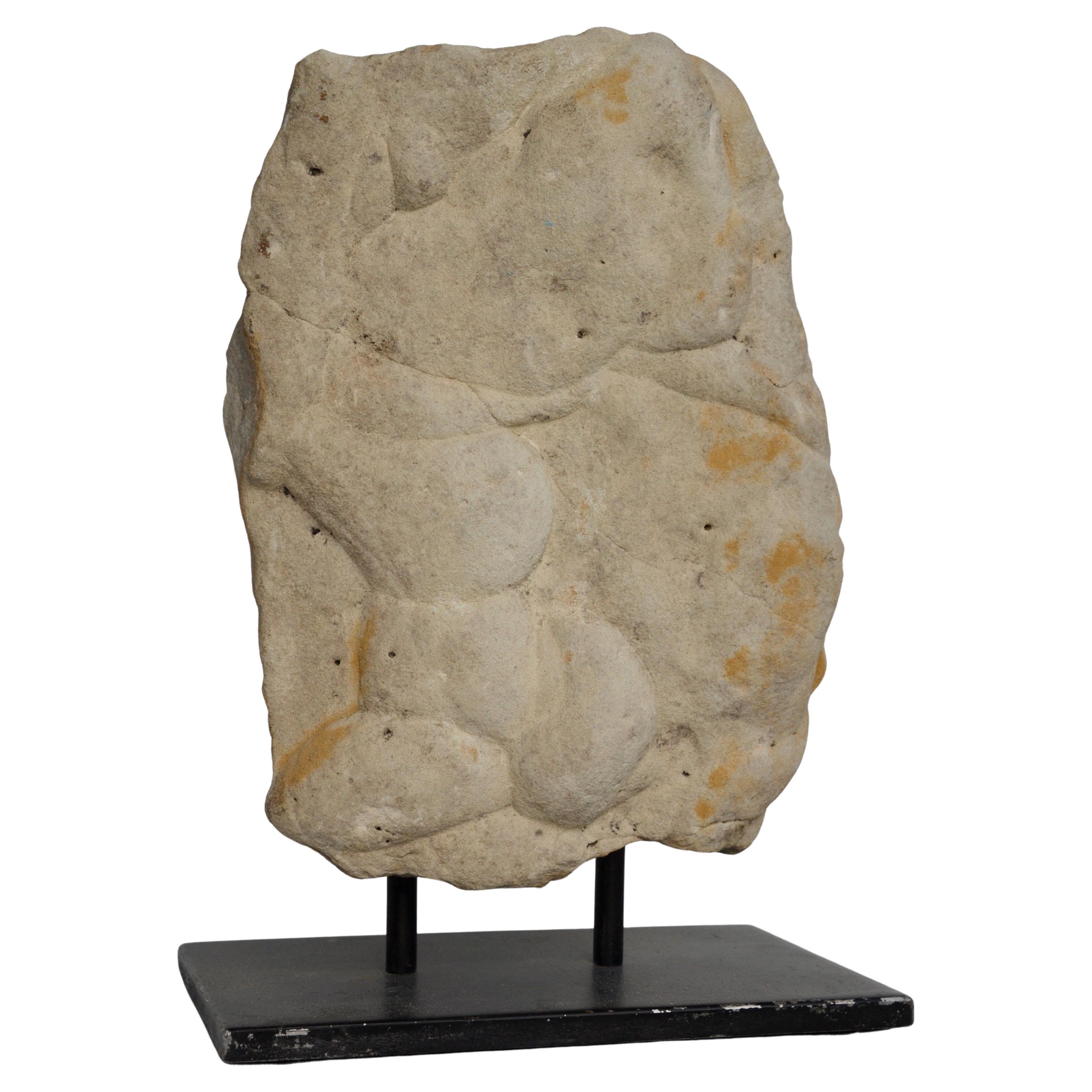 Scultura in pietra arenaria Gogotte su base personalizzata, Fontainebleau - Francia