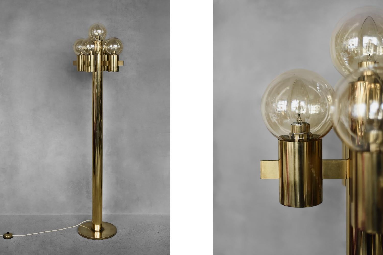 This rare floor light stands out as a real sculpture. It was designed during the 1970s by Gaetano Sciolari, famous Italian designer. It is composed of a central columm from which leave four arms. Each arm is composed of a removable smoked glass