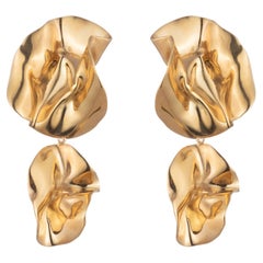 Orecchini scultorei placcati in oro a forma di piega
