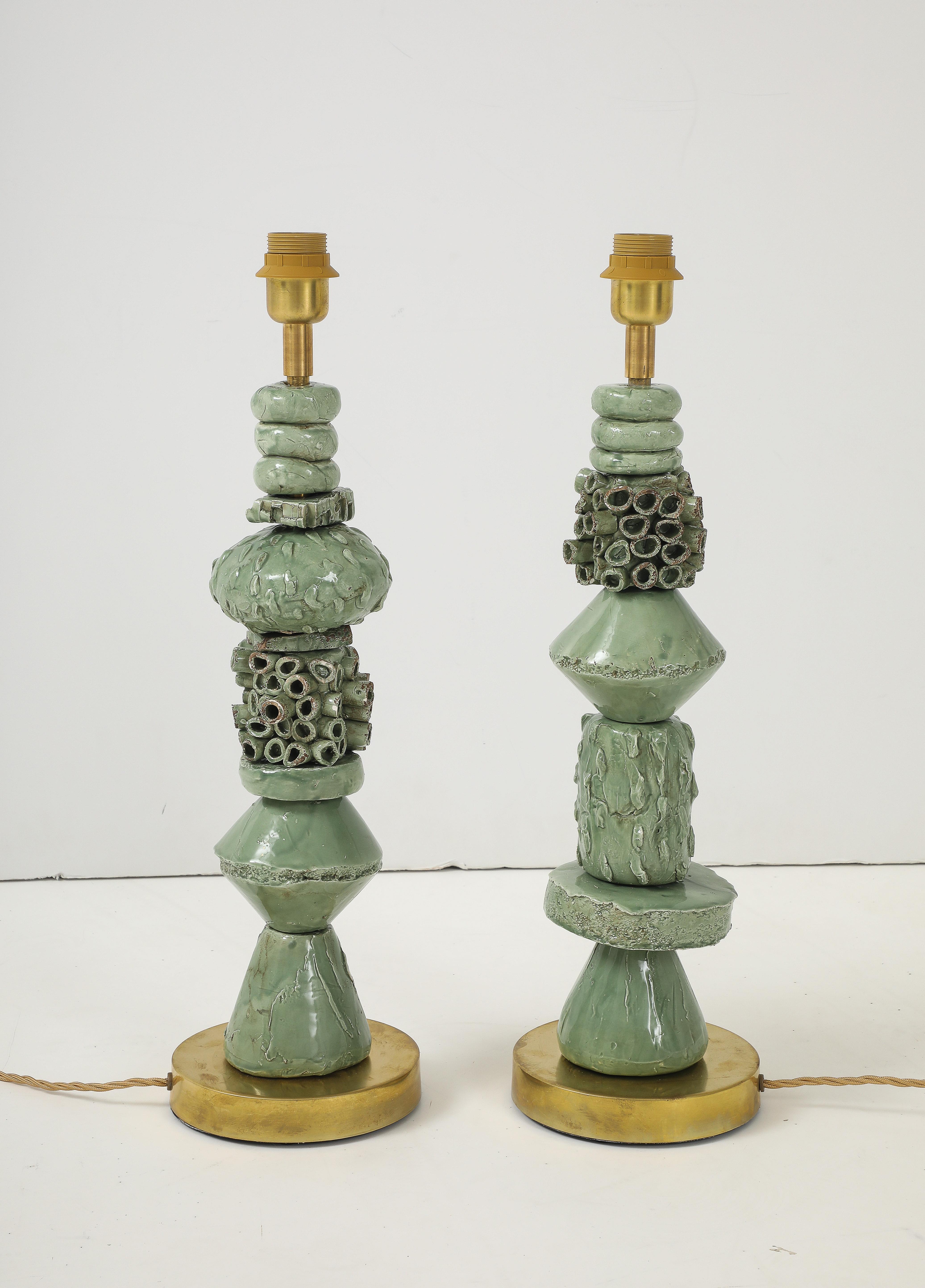 Hechas a mano en Florencia por el renombrado artista italiano Matteo Giampaglia, esta excepcional pareja de lámparas de cerámica esmaltada representa el más alto nivel de diseño, arte y artesanía. Cada lámpara se compone de segmentos de cerámica