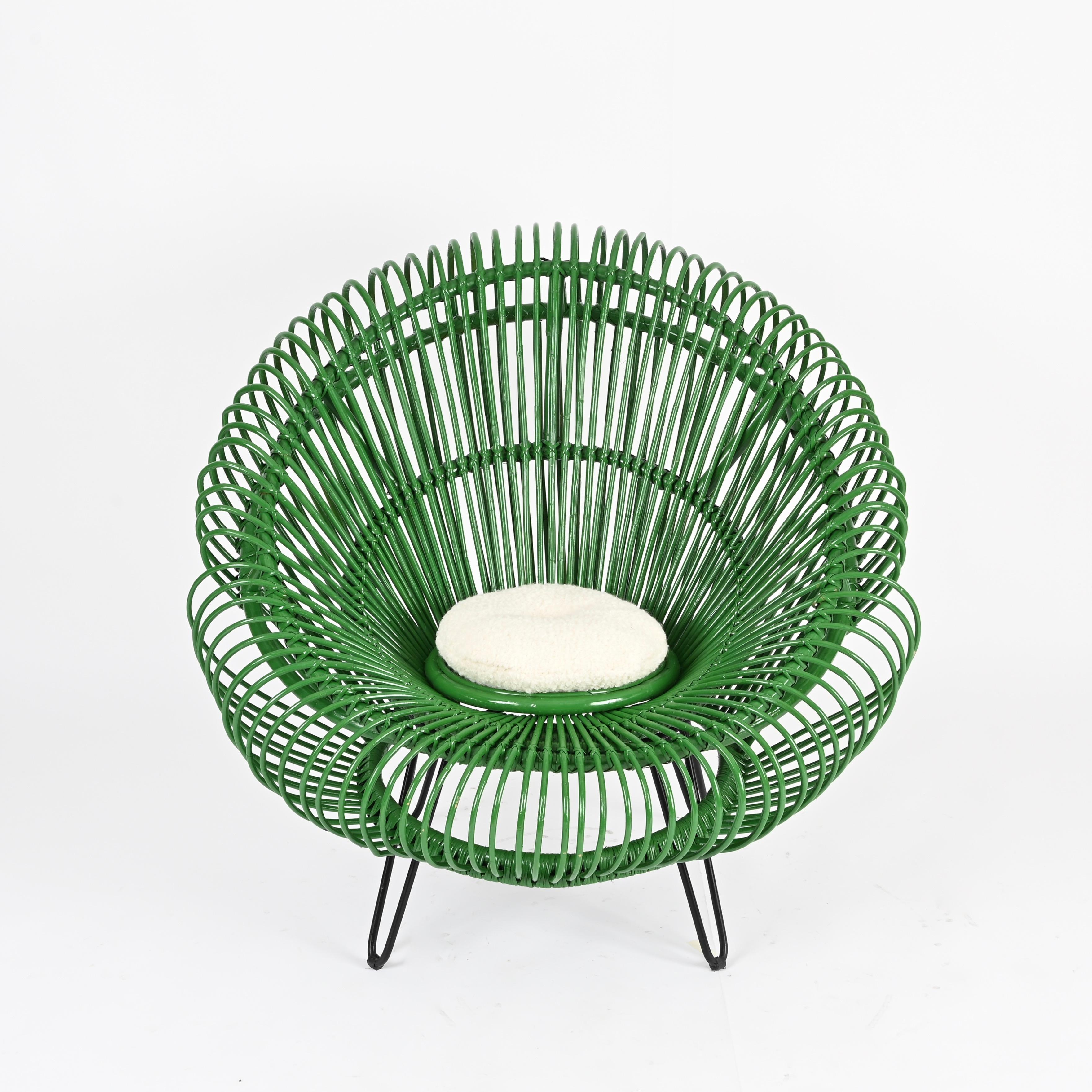 Spectaculaire chaise de salon sculpturale entièrement fabriquée à la main en rotin courbé, en osier tressé à la main et en métal émaillé noir. Cette pièce incroyablement rare a été conçue par Janine Abraham et Dirk ROL et produite en France à la fin