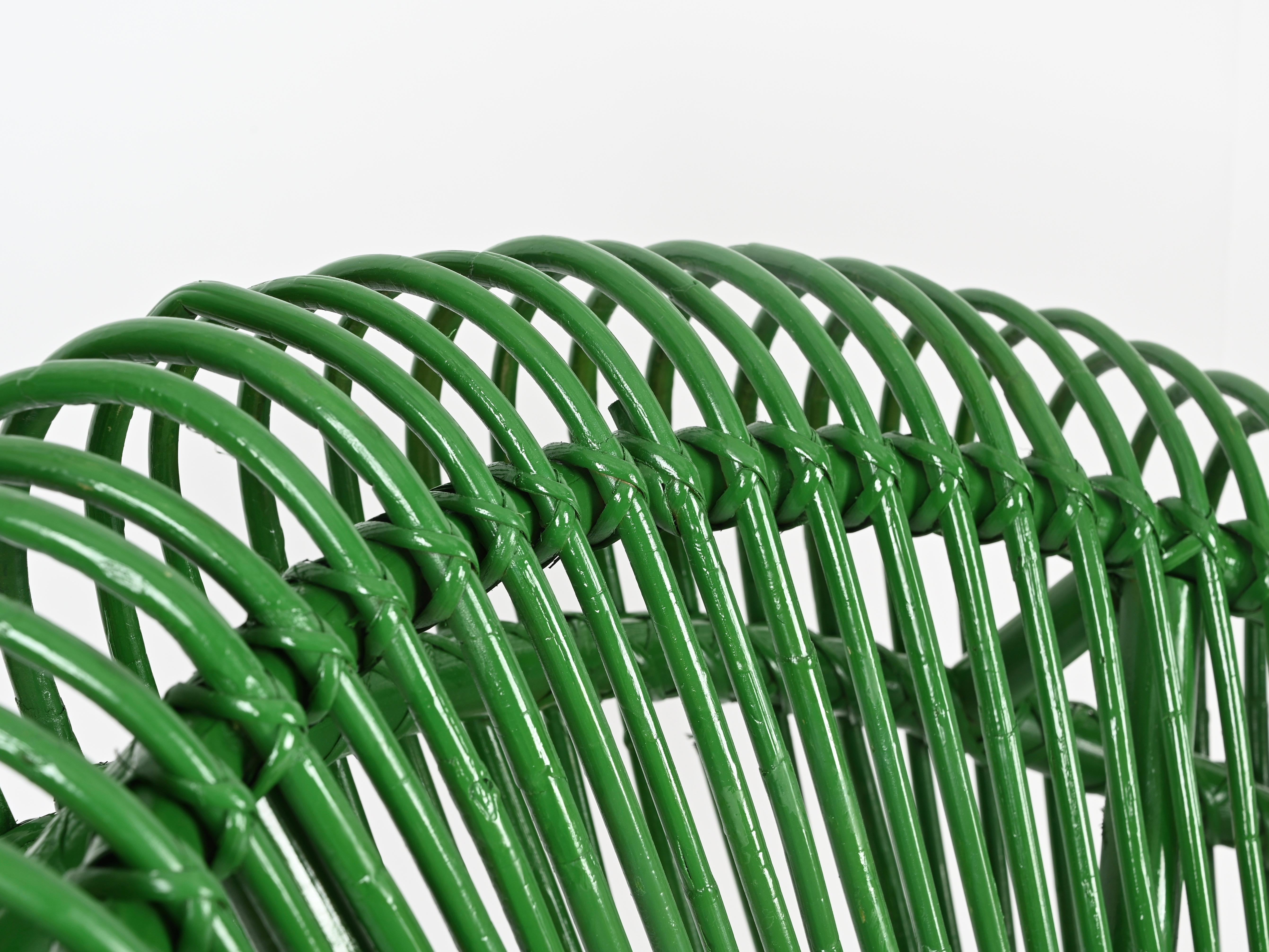 Français Chaise longue sculpturale en rotin vert par J. Abraham and Rol, France, années 1960 en vente