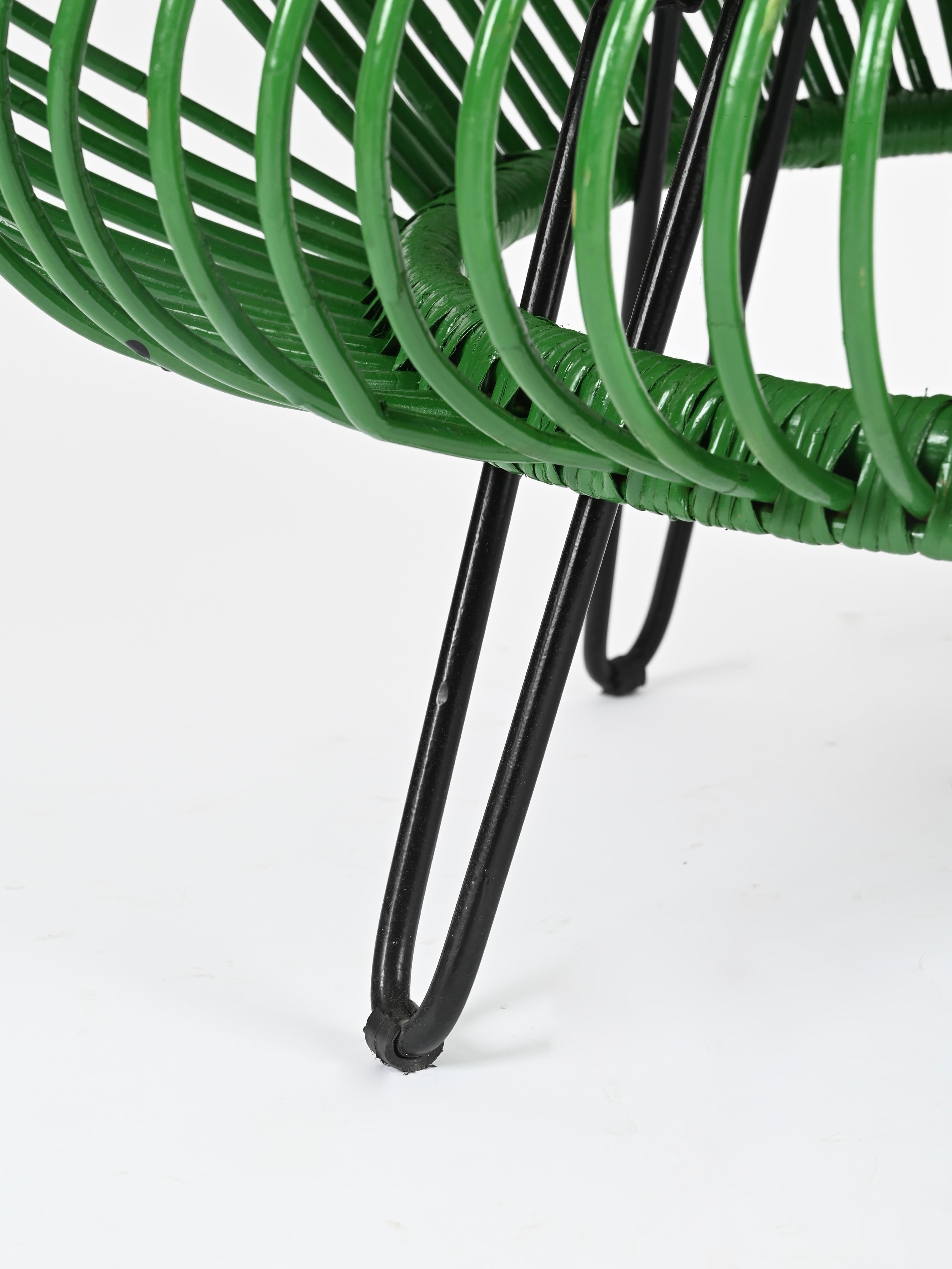 Métal Chaise longue sculpturale en rotin vert par J. Abraham and Rol, France, années 1960 en vente