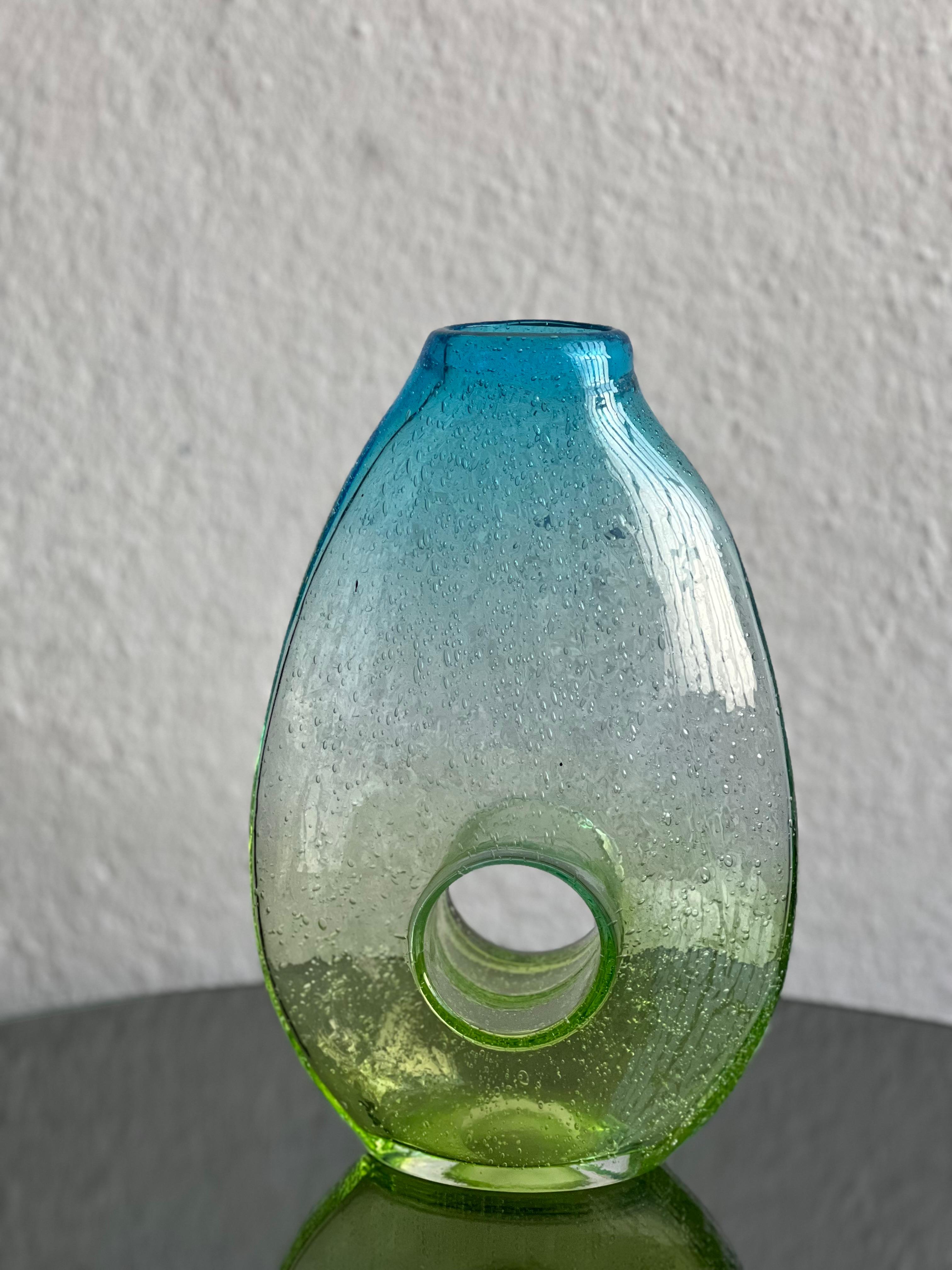 Sculptural vert jaune Bullicante  vase, accent décoratif, accessoire de bibliothèque - Collectional Vintage Glass -Art Glass

Rare vase de Murano, soufflé à la main  dans les années 1970 - lorsque l'ère du design du milieu du siècle battait son