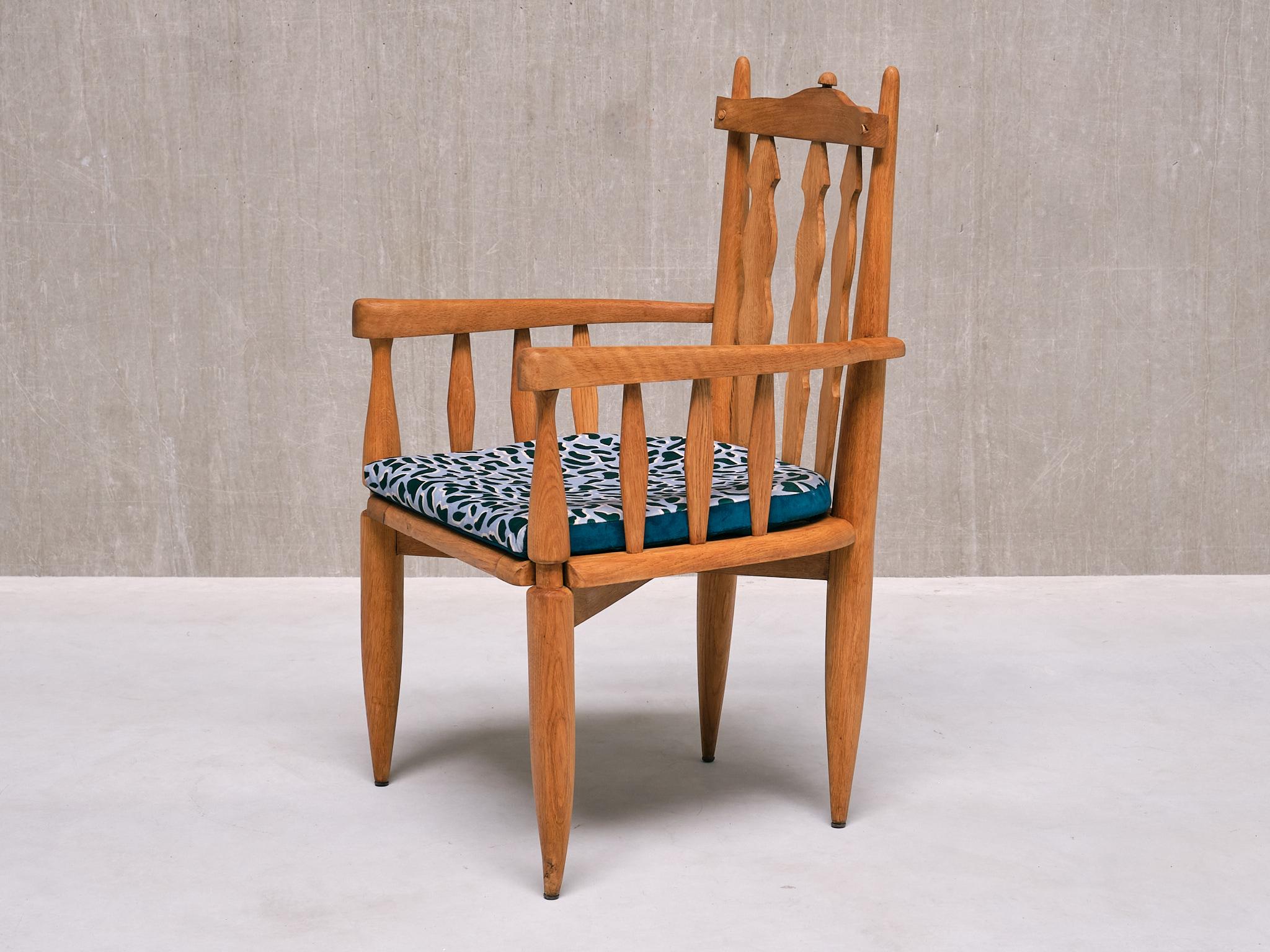Ce fauteuil sculptural a été conçu par Jacques Chambron et Robert Guillerme dans les années 1950. Il a été produit par leur entreprise Votre Maison dans le nord de la France. Cette chaise se distingue comme l'une des conceptions les plus originales