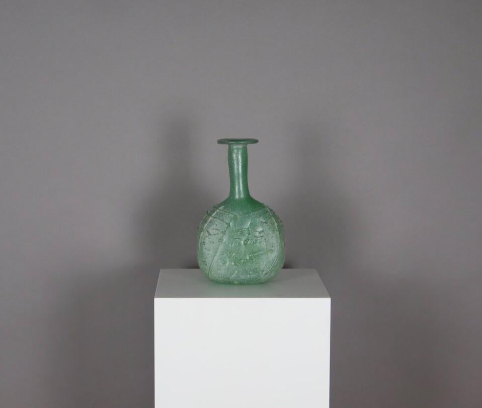 Vase sculptural en verre vintage vert émeraude soufflé à la main. Espagne, milieu du XXe siècle. Avec l'autocollant d'origine.