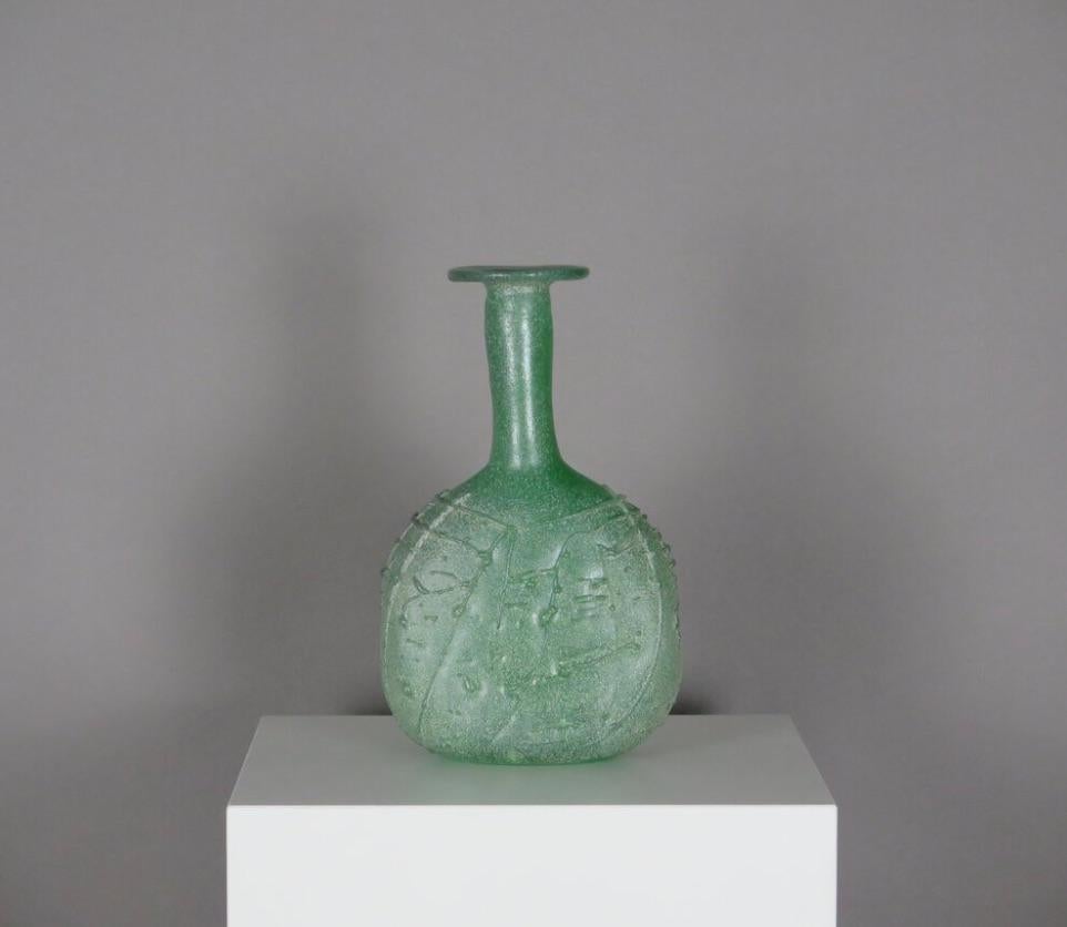 Espagnol Vase sculptural soufflé à la main en vente