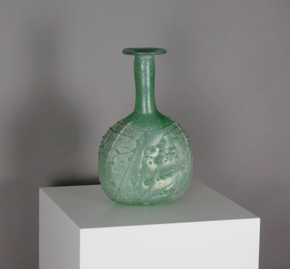 Vase sculptural soufflé à la main Bon état - En vente à Pittsburgh, PA