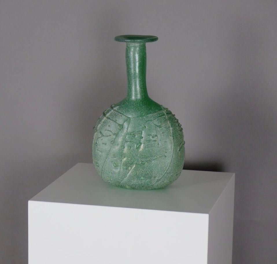 20ième siècle Vase sculptural soufflé à la main en vente