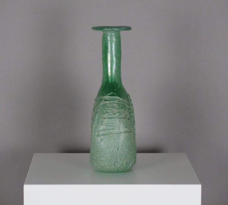 Verre brun Vase sculptural soufflé à la main en vente