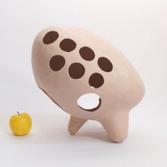 Lámpara de sobremesa escultural de cerámica de tres patas, hecha a mano, en tono tierra mate