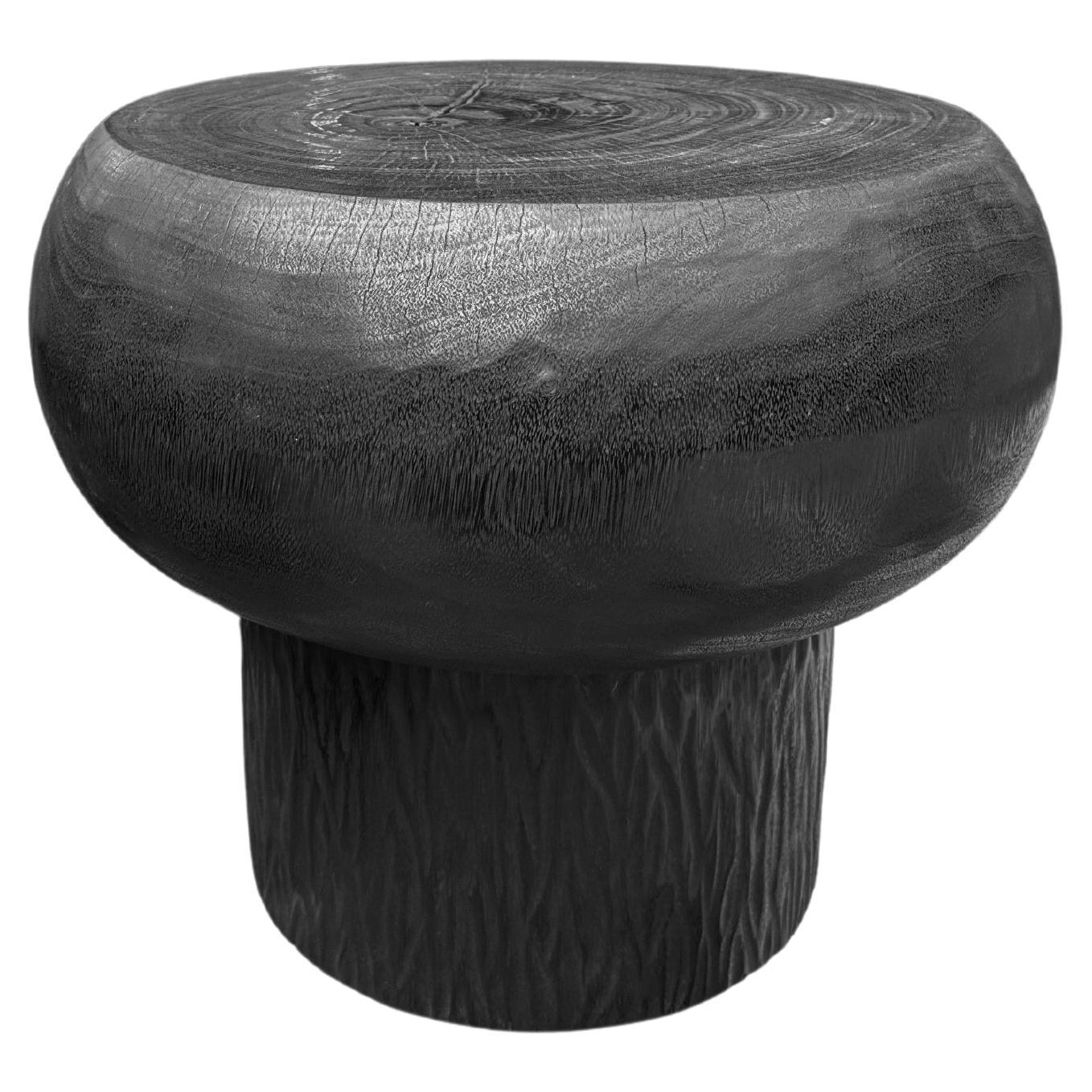 Skulpturaler handgeschnitzter runder Beistelltisch aus massivem Mangoholz, modern, organisch, gebrannt