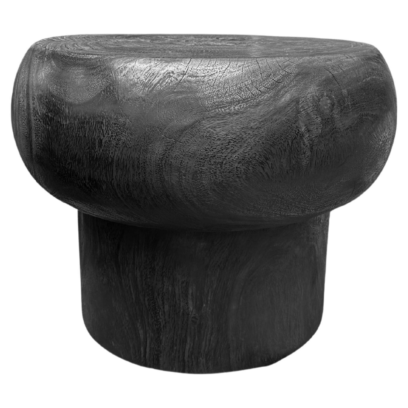 Skulpturaler handgeschnitzter runder Beistelltisch aus massivem Mangoholz, modern, organisch, gebrannt