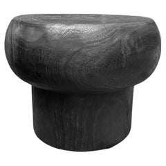 Skulpturaler handgeschnitzter runder Beistelltisch aus massivem Mangoholz, modern, organisch, gebrannt