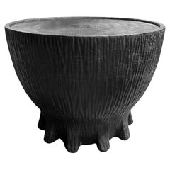 Skulpturaler handgeschnitzter runder Beistelltisch aus massivem Mangoholz, modern, organisch, gebrannt
