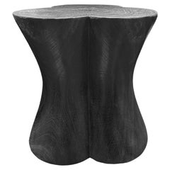 Skulpturaler handgeschnitzter runder Beistelltisch aus massivem Mangoholz, modern, organisch, gebrannt