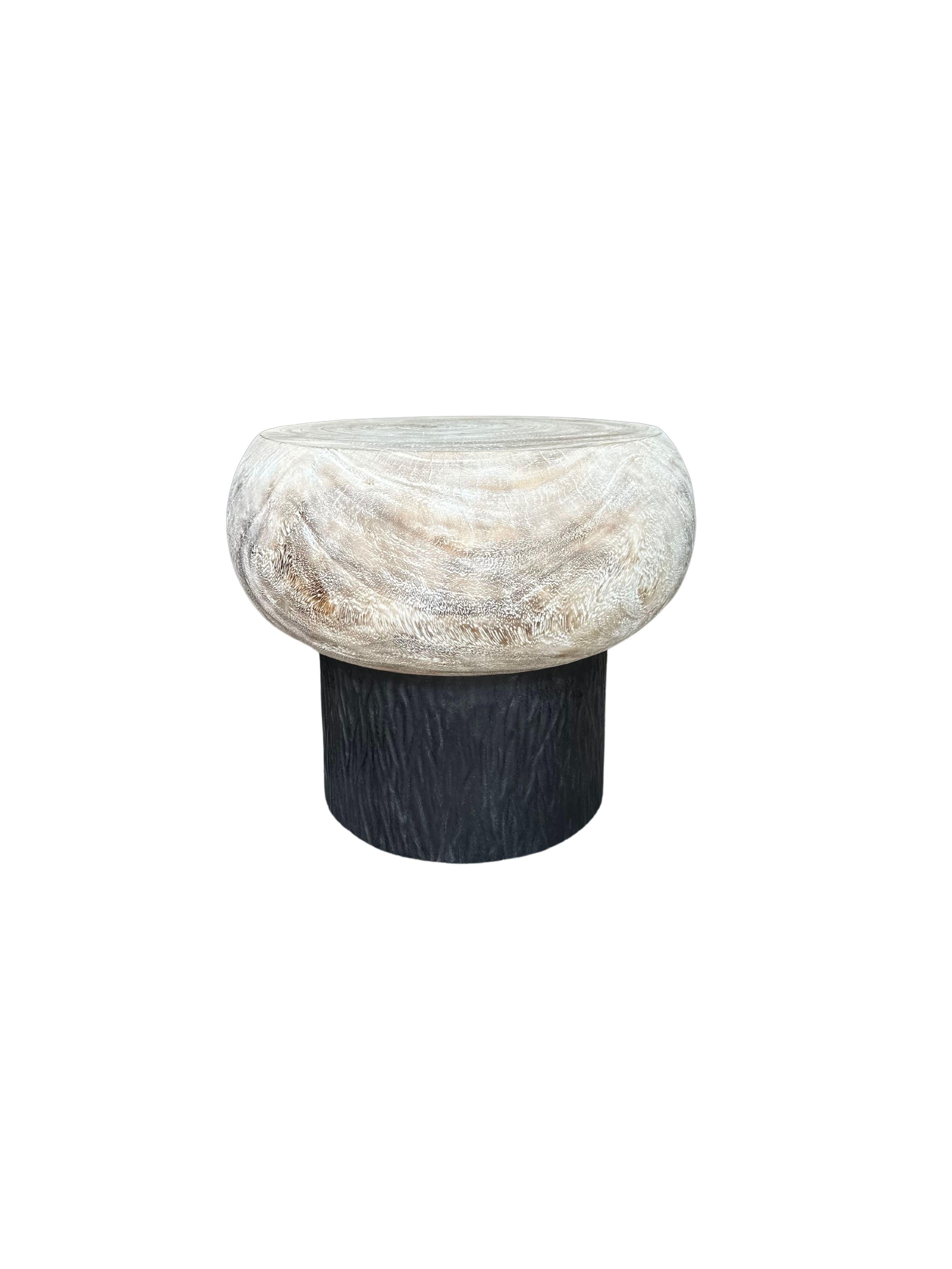 Organique Table d'appoint ronde sculptée à la main en bois de Mango massif, organique moderne en vente