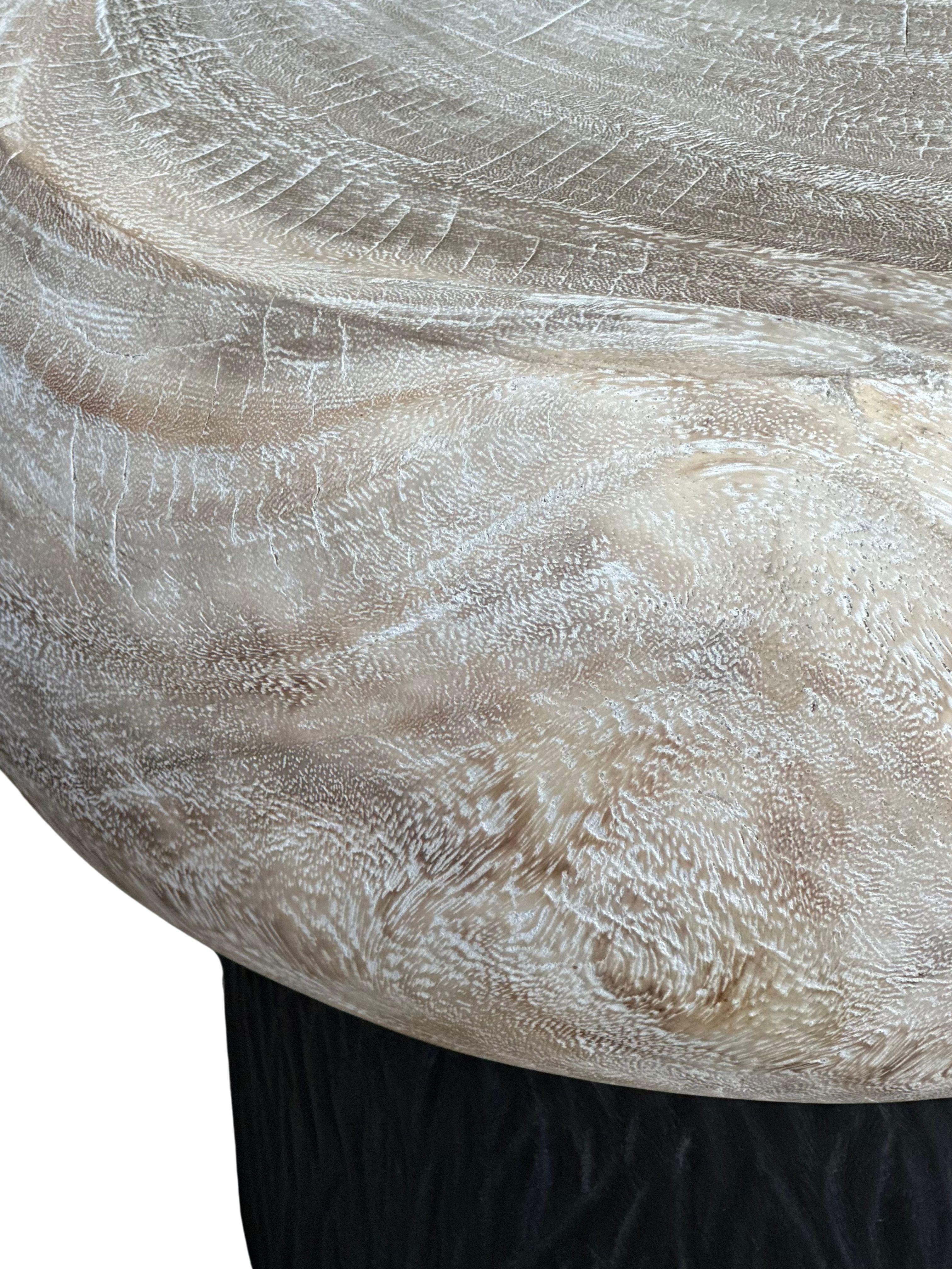 Indonésien Table d'appoint ronde sculptée à la main en bois de Mango massif, organique moderne en vente