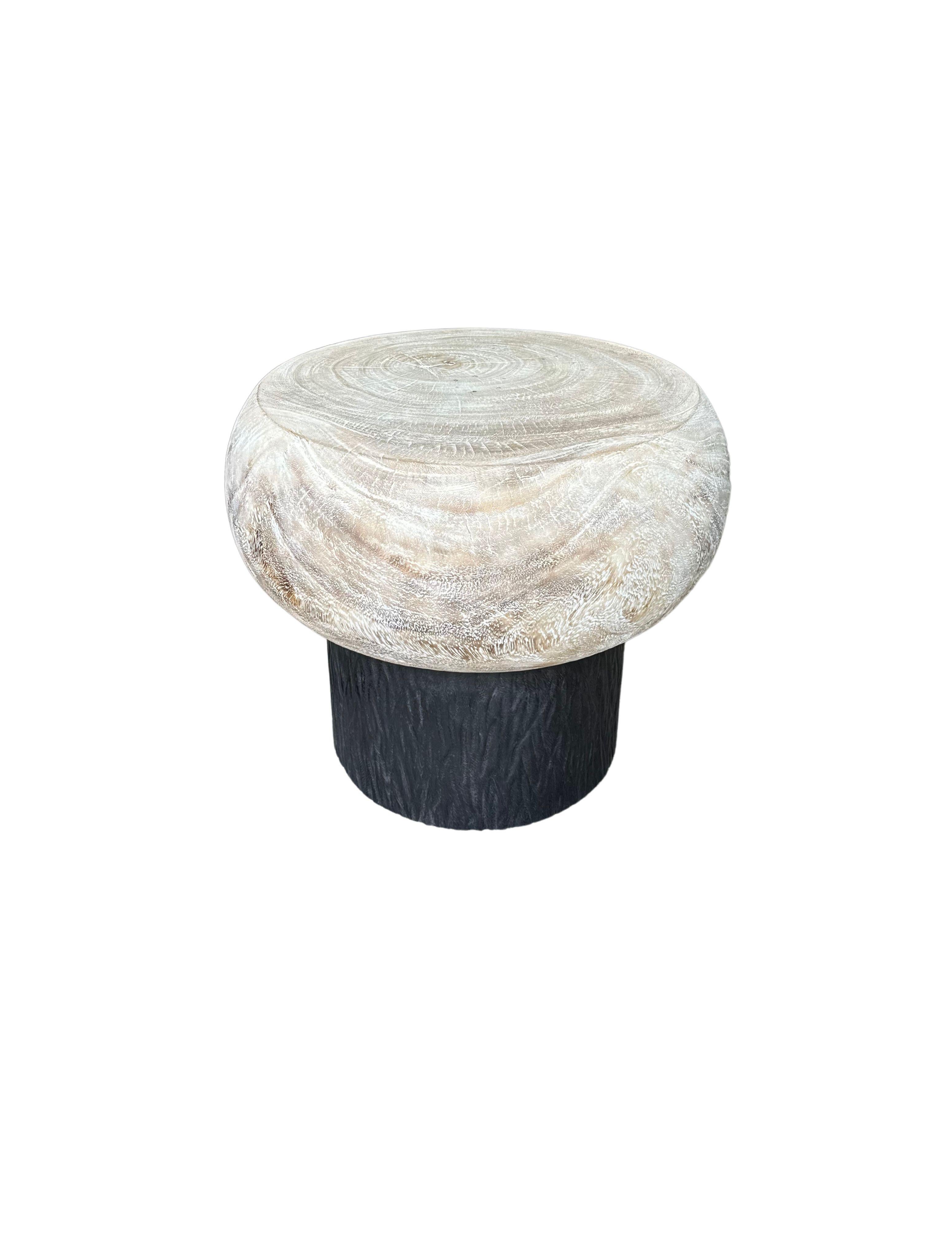 Sculpté à la main Table d'appoint ronde sculptée à la main en bois de Mango massif, organique moderne en vente