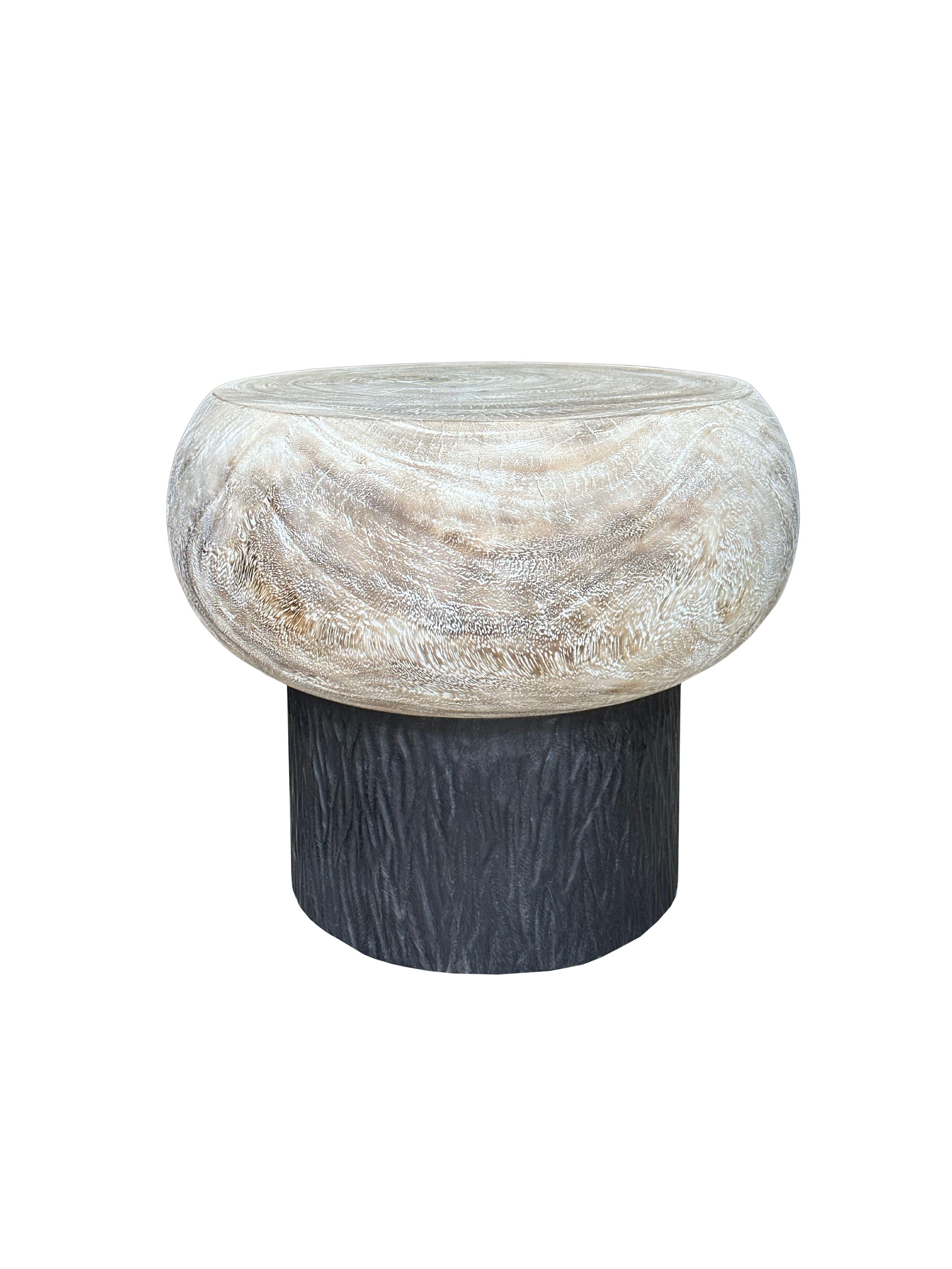 Table d'appoint ronde sculptée à la main en bois de Mango massif, organique moderne Neuf - En vente à Jimbaran, Bali
