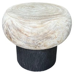 Skulpturaler handgeschnitzter runder Beistelltisch aus massivem Mangoholz, modern organisch, handgeschnitzt