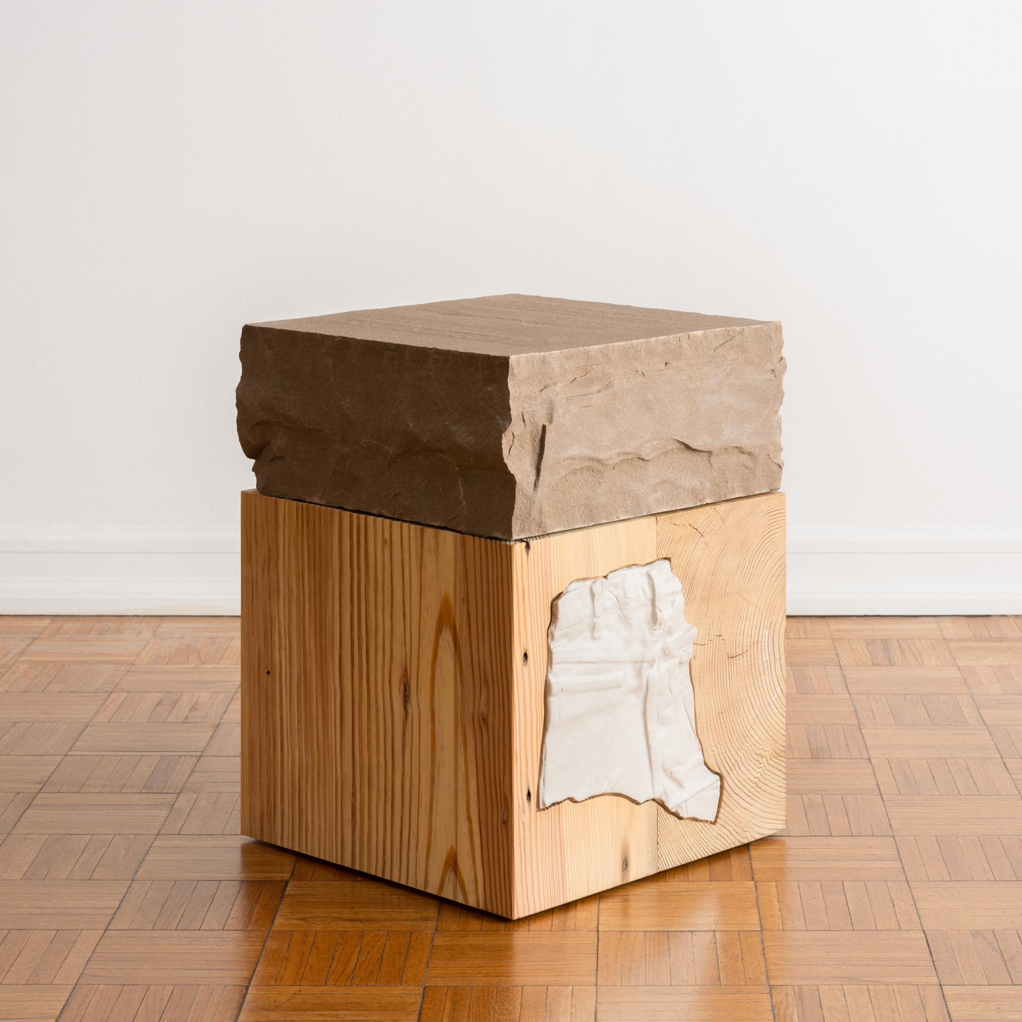 Table d'appoint ou de chevet unique en grès sculpté à la main avec une base en blocs de bois récupérés et une élégante incrustation de carreaux de céramique blanche. Cette pièce, à la fois solide et époustouflante, est l'accent sculptural discret