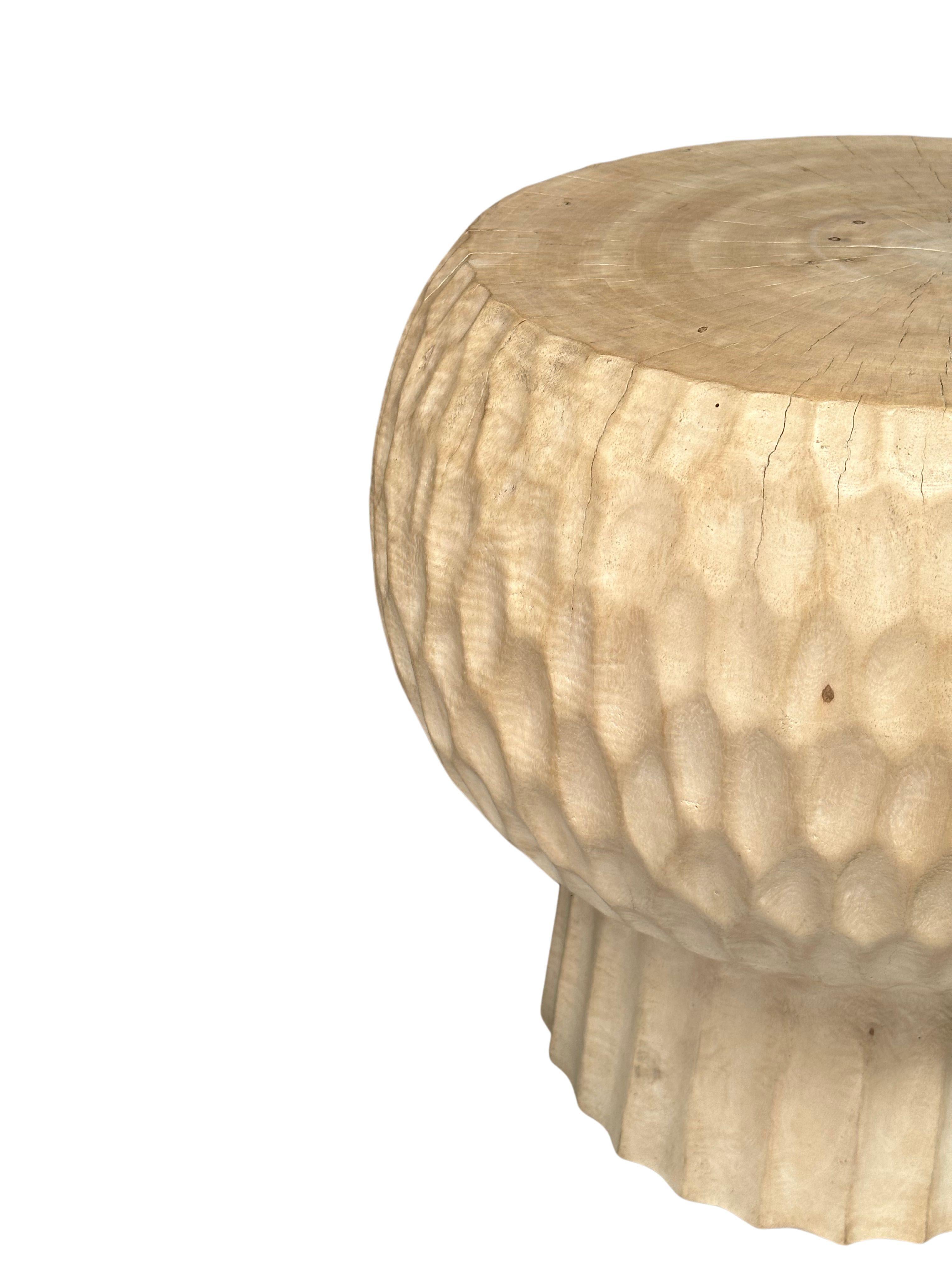 Organique Table d'appoint sculpturale en bois de Mango massif sculptée à la main, moderne, organique et blanchie en vente