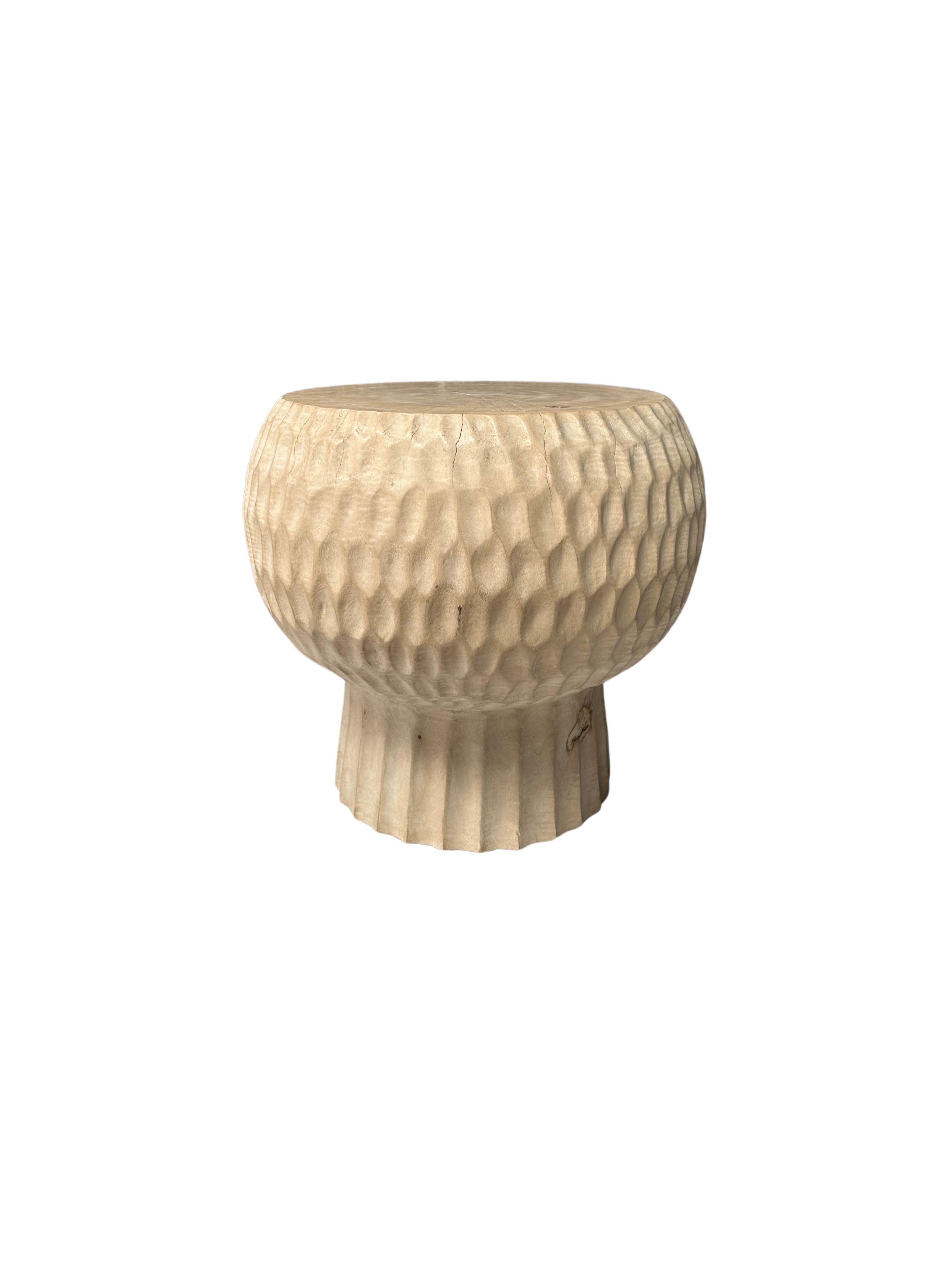 Indonésien Table d'appoint sculpturale en bois de Mango massif sculptée à la main, moderne, organique et blanchie en vente