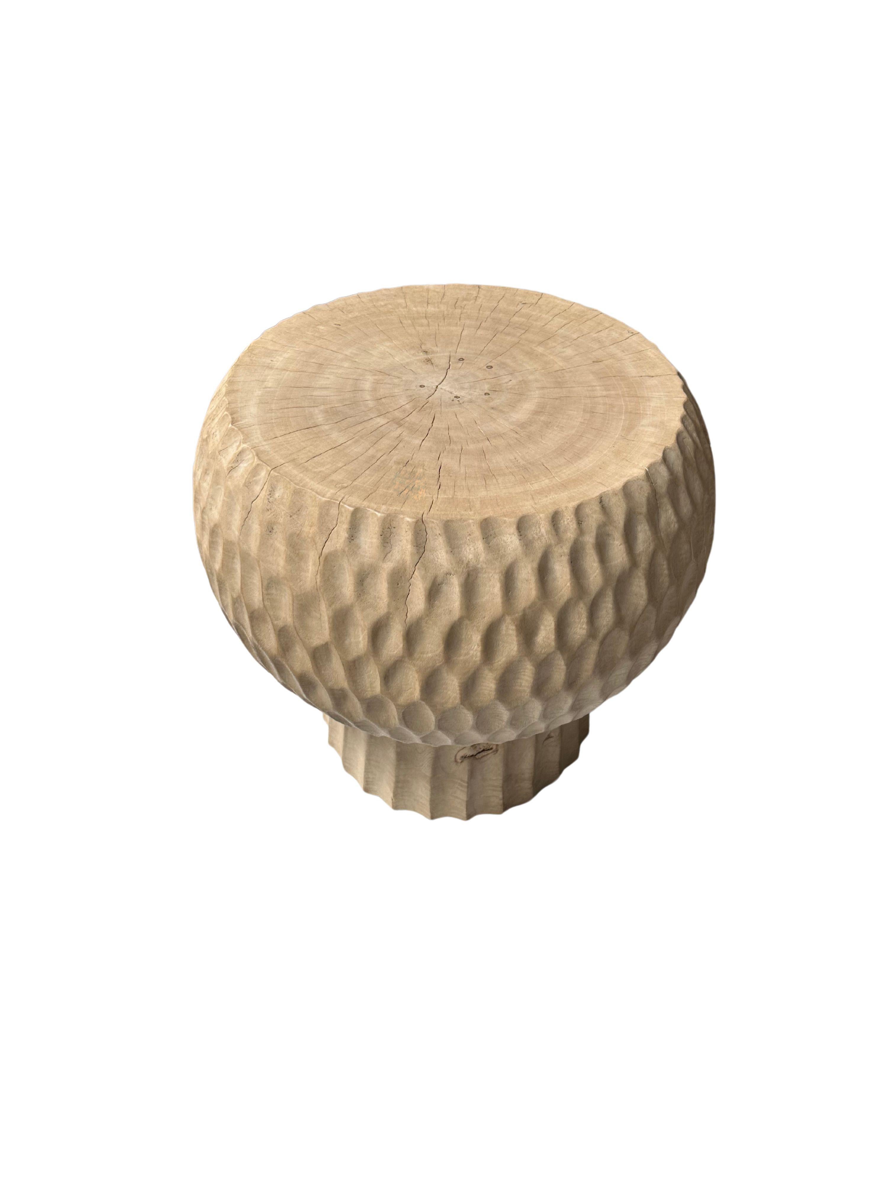 Sculpté à la main Table d'appoint sculpturale en bois de Mango massif sculptée à la main, moderne, organique et blanchie en vente