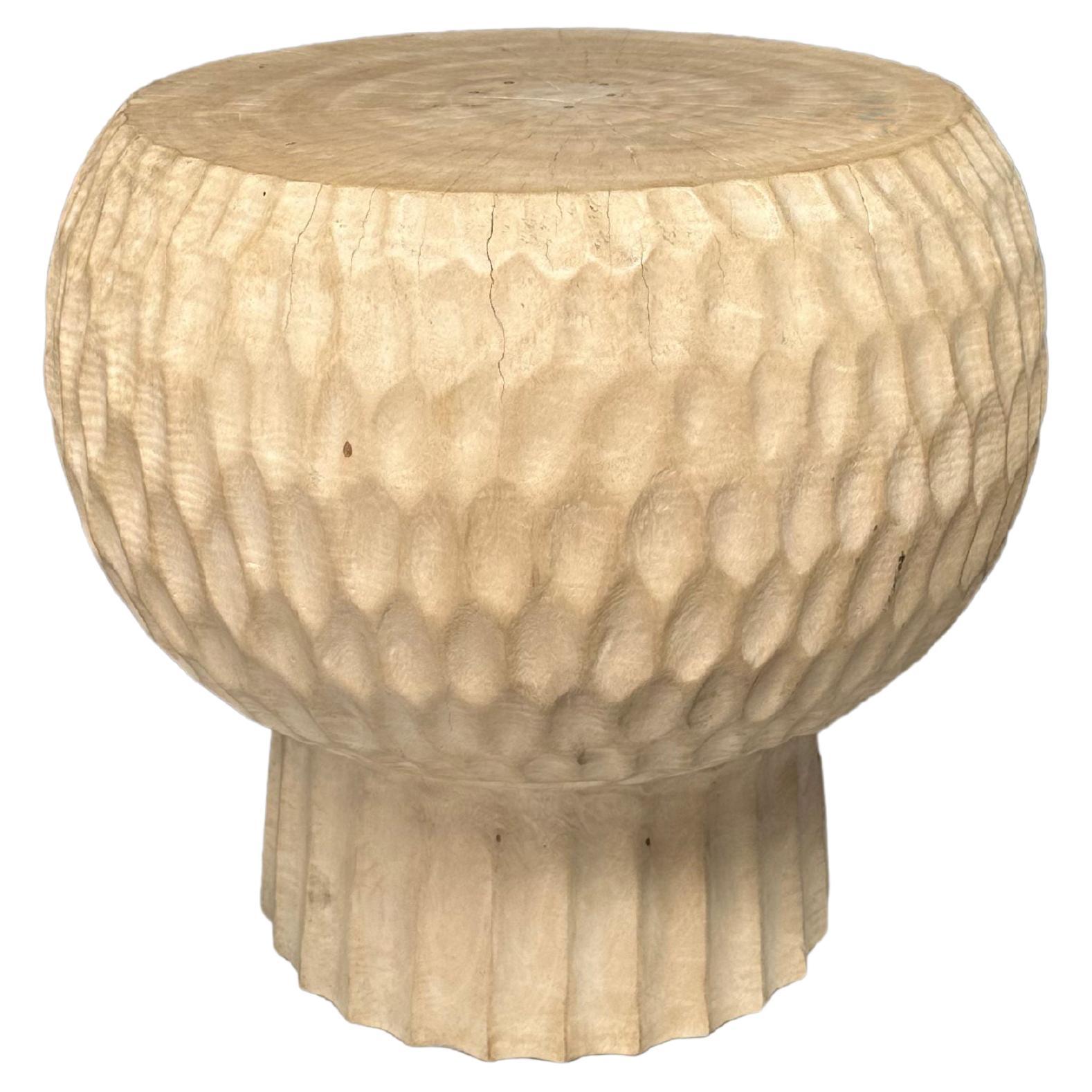 Skulpturaler handgeschnitzter Beistelltisch aus massivem Mangoholz, modern, organisch, gebleicht